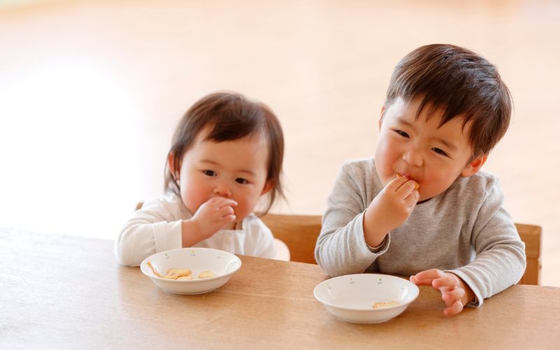 Việc thay đổi chế độ ăn đột ngột cũng làm cho bé bị đầy bụng và nôn trớ