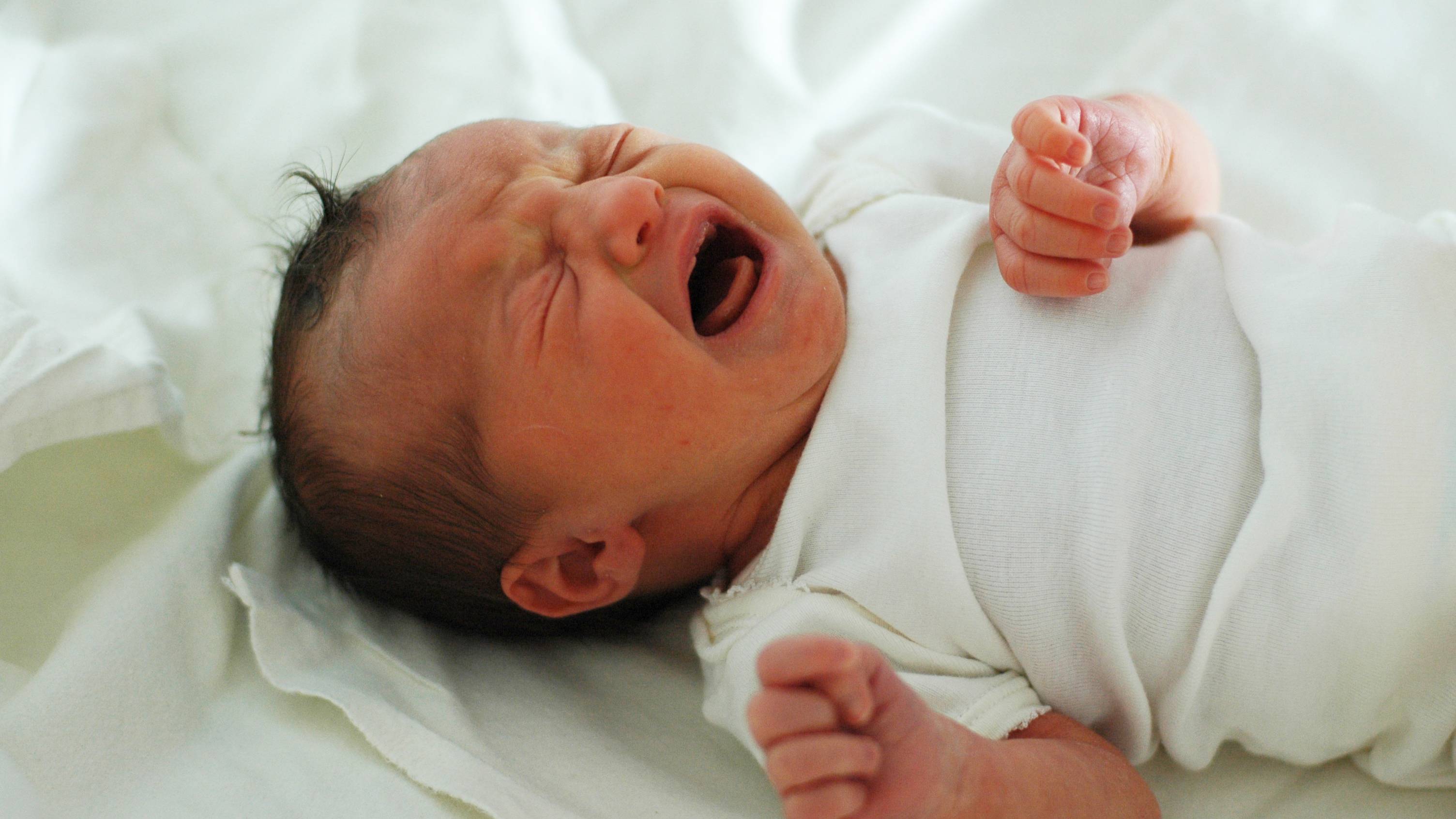 Trẻ bị hăm tã thường quấy khóc, khó ngủ, gãi nhiều do ngứa ngáy và đau rát vùng da bị hăm