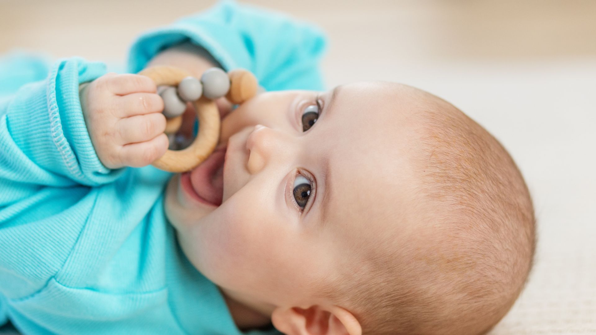 Cha mẹ cần theo dõi khi bé bị hôi miệng khi mọc răng kèm theo chảy nhiều nước dãi hoặc quấy khóc