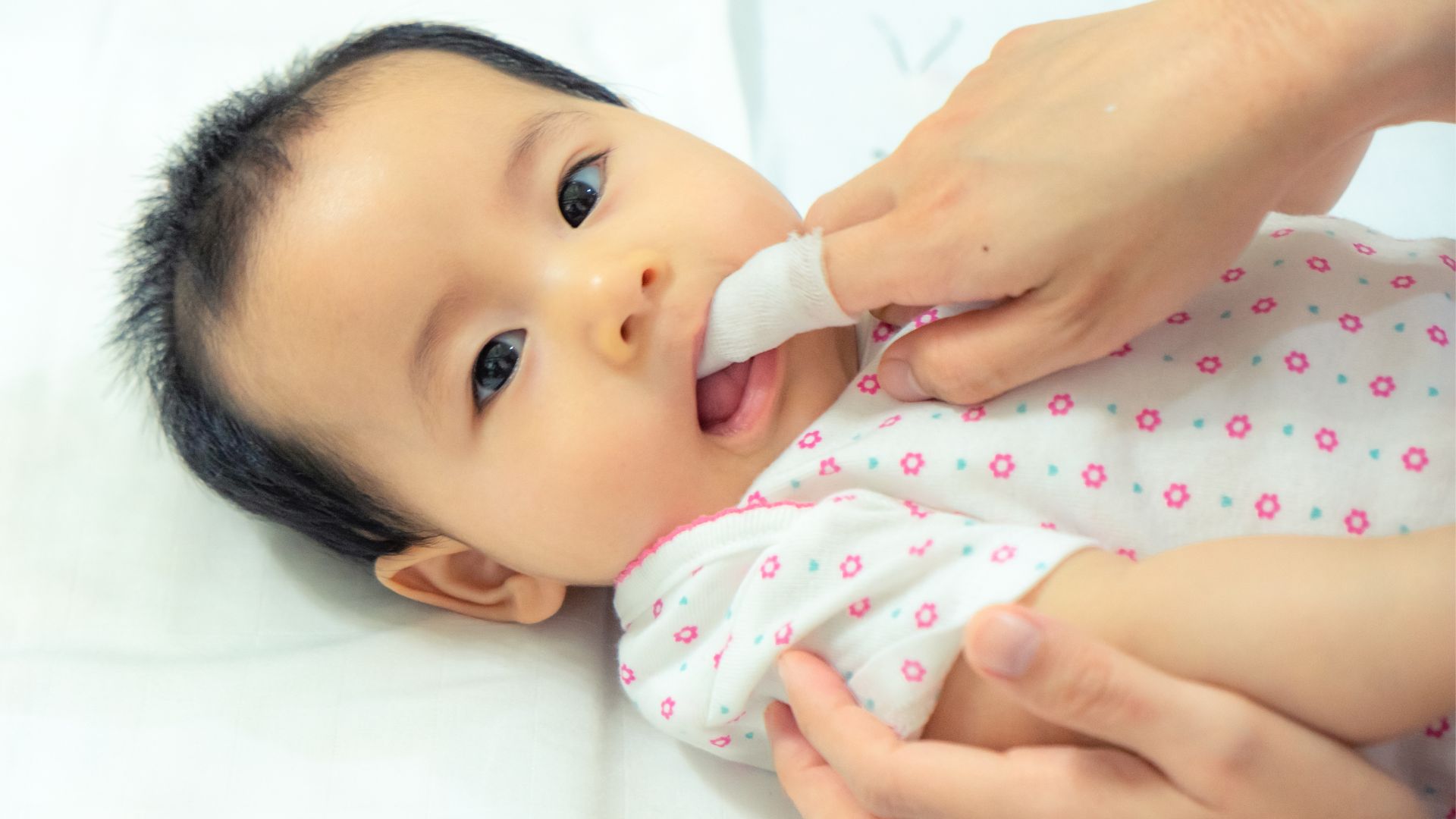 Chải răng sữa nhẹ nhàng mỗi ngày giúp giảm mảng bám và cải thiện hơi thở