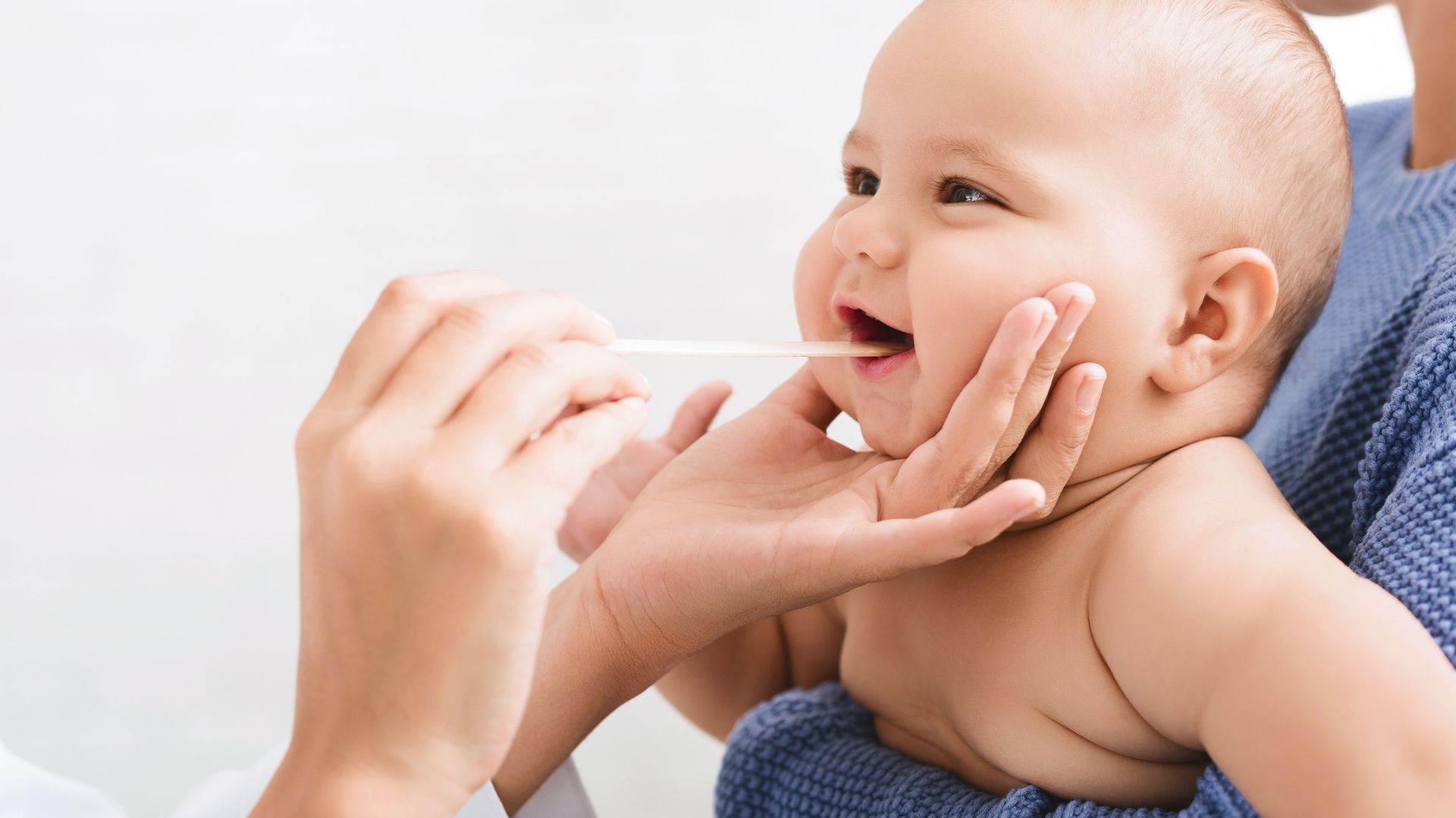 Thăm khám sớm giúp phát hiện nguyên nhân bất thường và bảo vệ răng sữa lâu dài