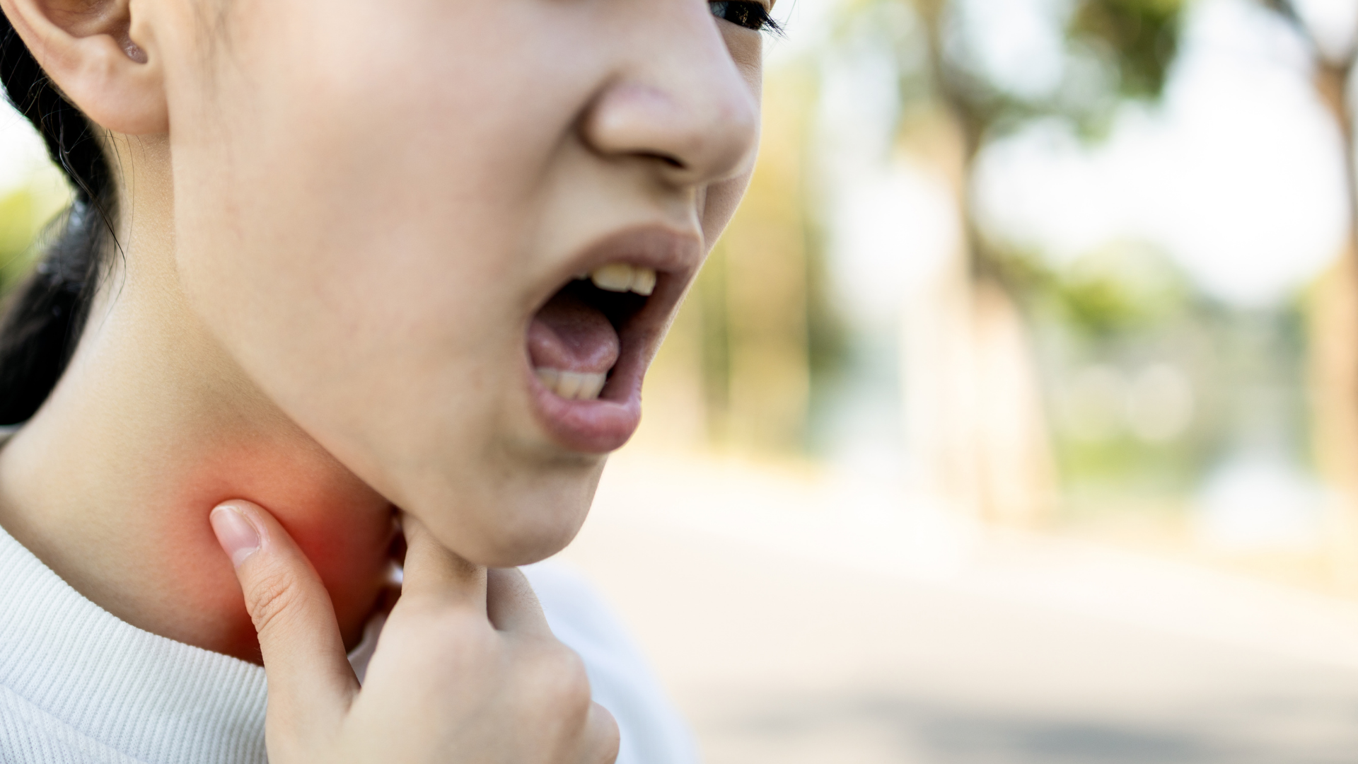 Bé bị khàn tiếng không ho có thể do nhiều nguyên nhân khác nhau