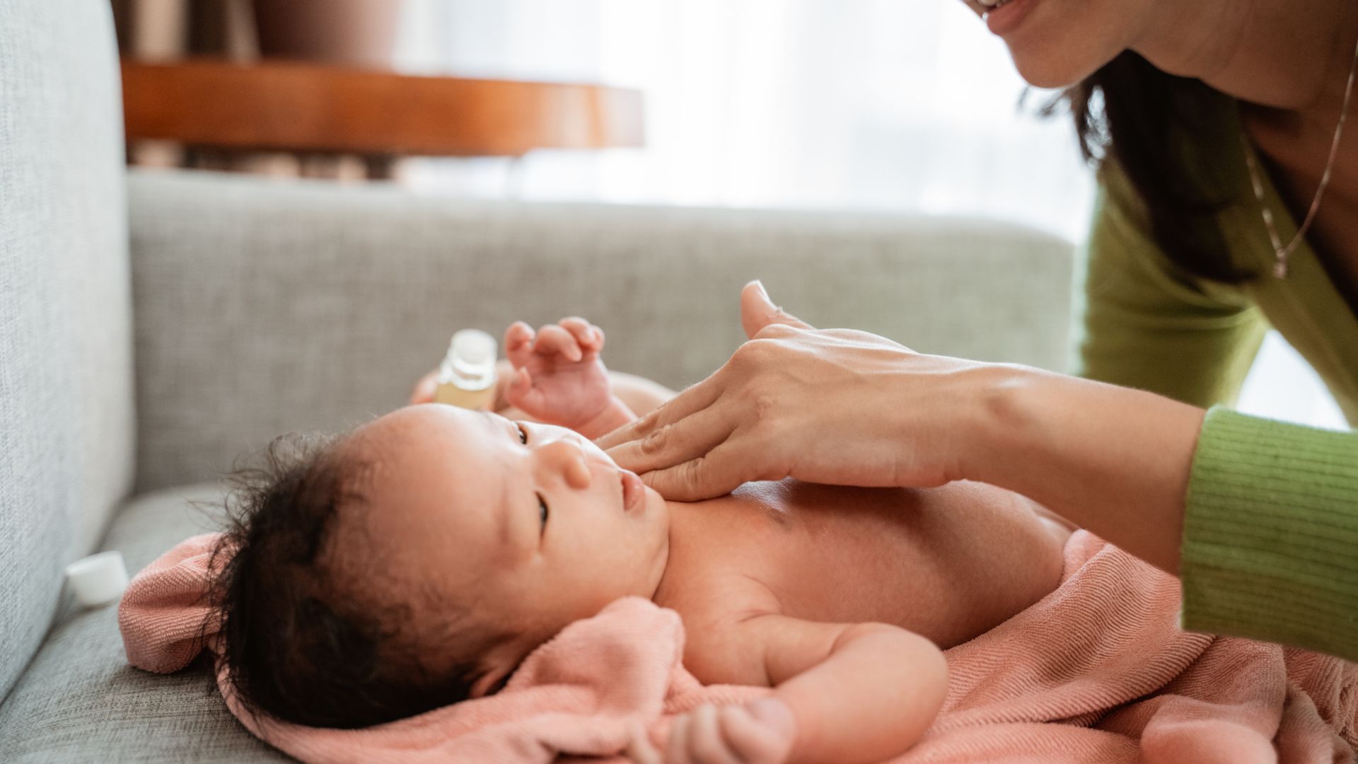 Bé bị muỗi đốt bôi dầu tràm được không