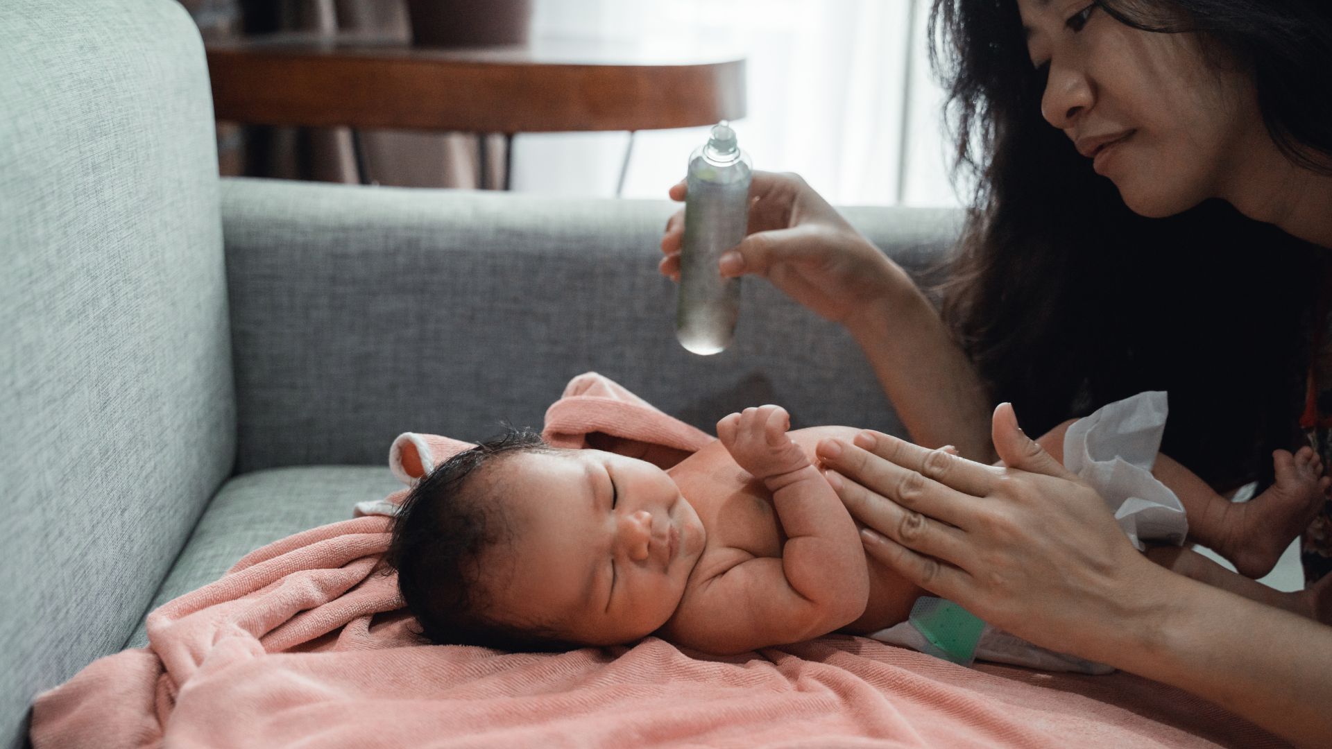 Mẹ tuyệt đối không được bôi dầu tràm lên vùng mặt của trẻ