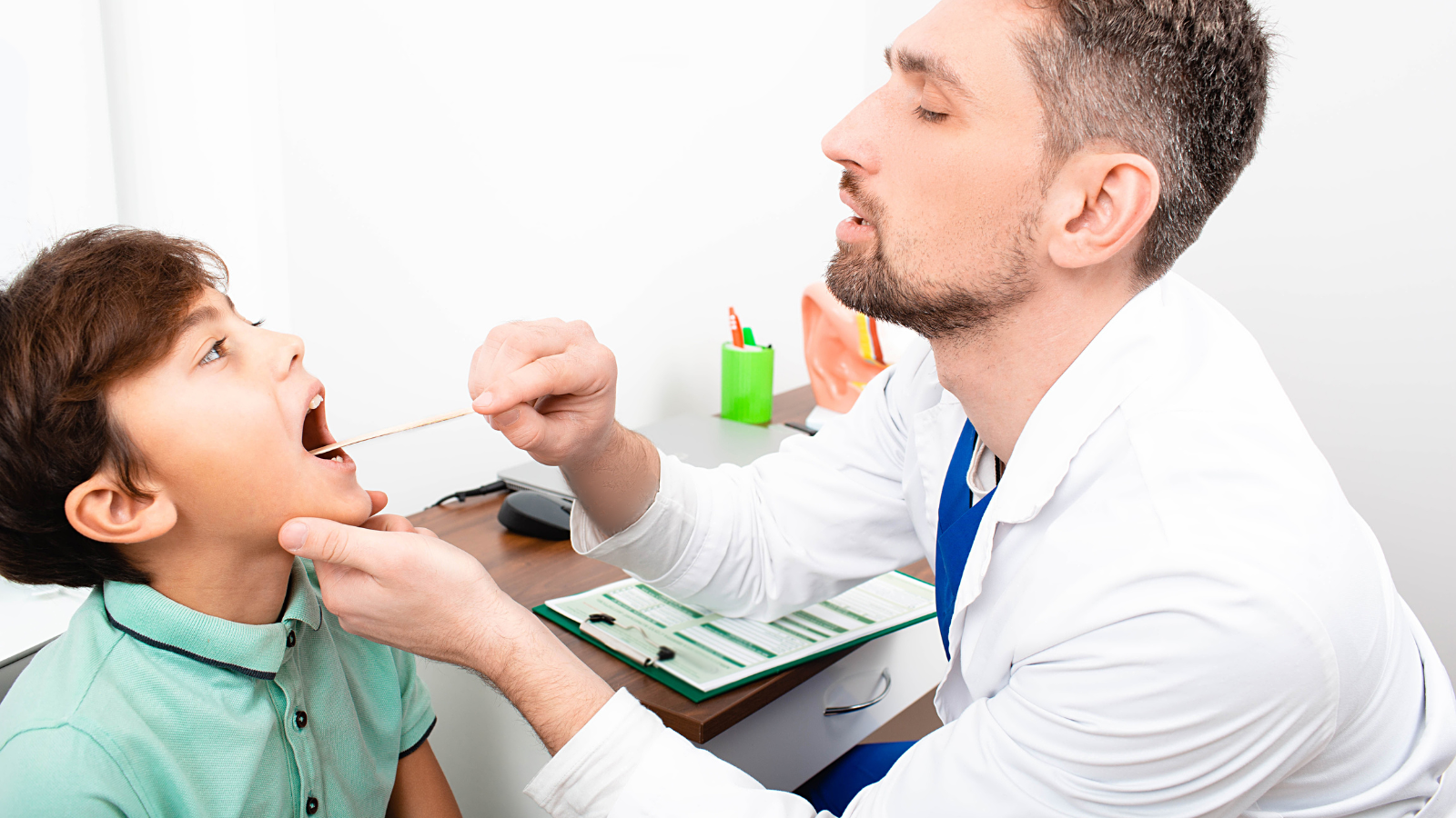 Bé bị tay chân miệng biếng ăn do đau rát miệng và họng khi ăn uống