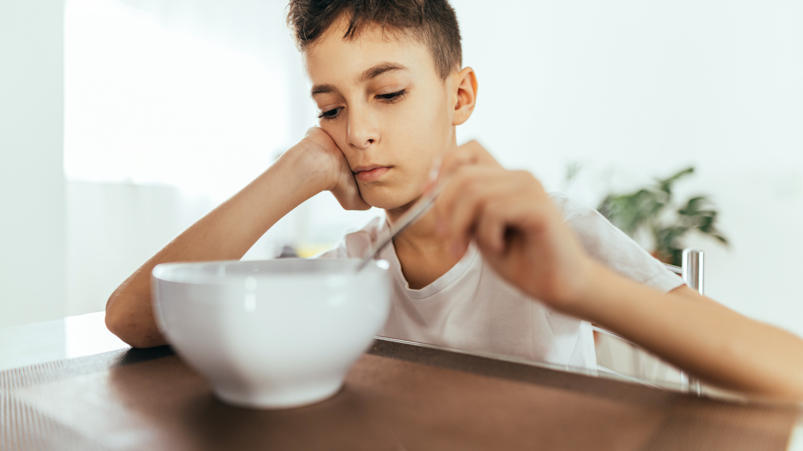 Bé bị tay chân miệng biếng ăn cần được hỗ trợ giảm đau trước bữa ăn để ăn uống dễ dàng hơn