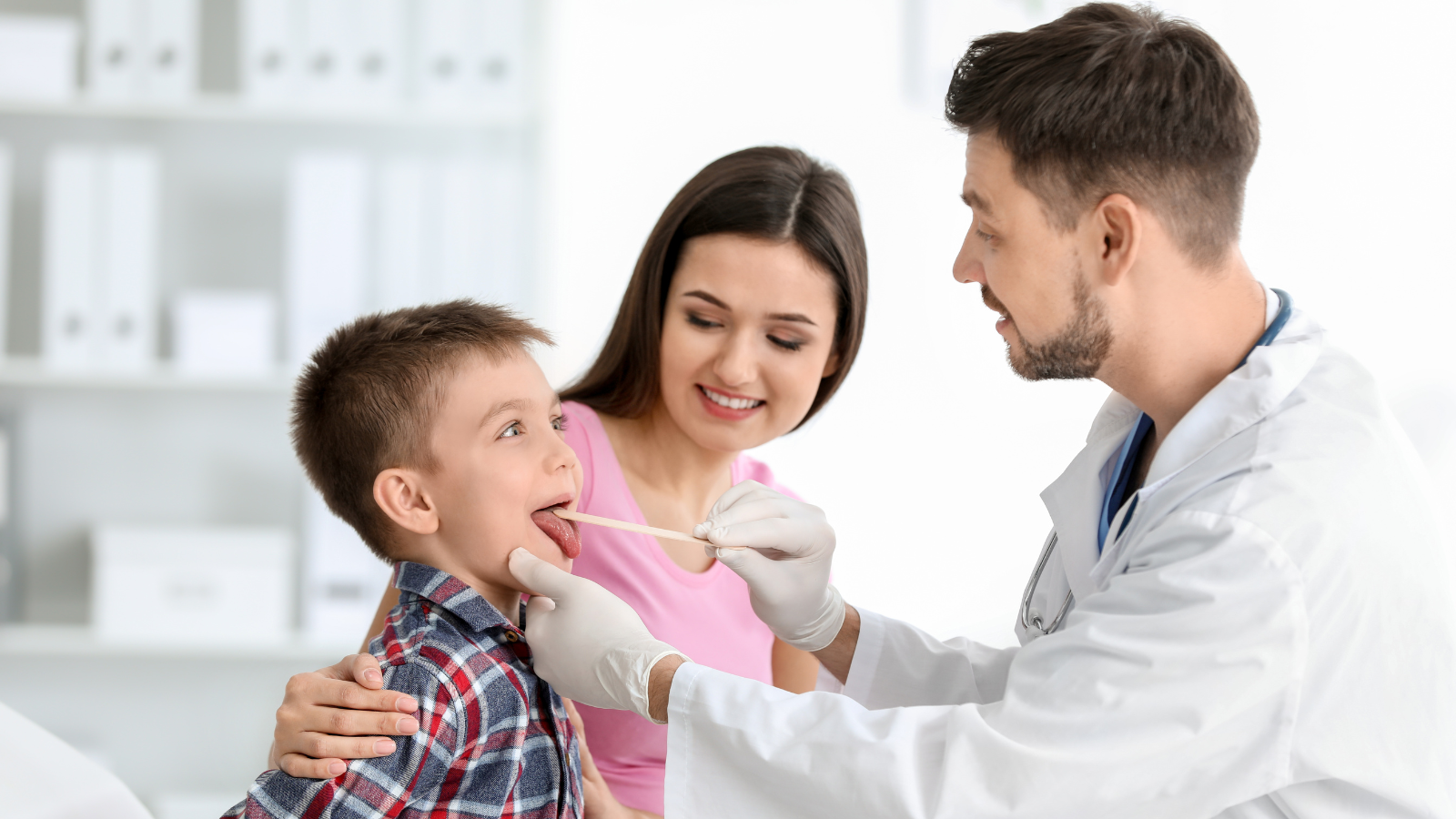 Ba mẹ nên đưa bé đi khám khi viêm amidan kéo dài, tái phát nhiều lần hoặc biểu hiện nặng