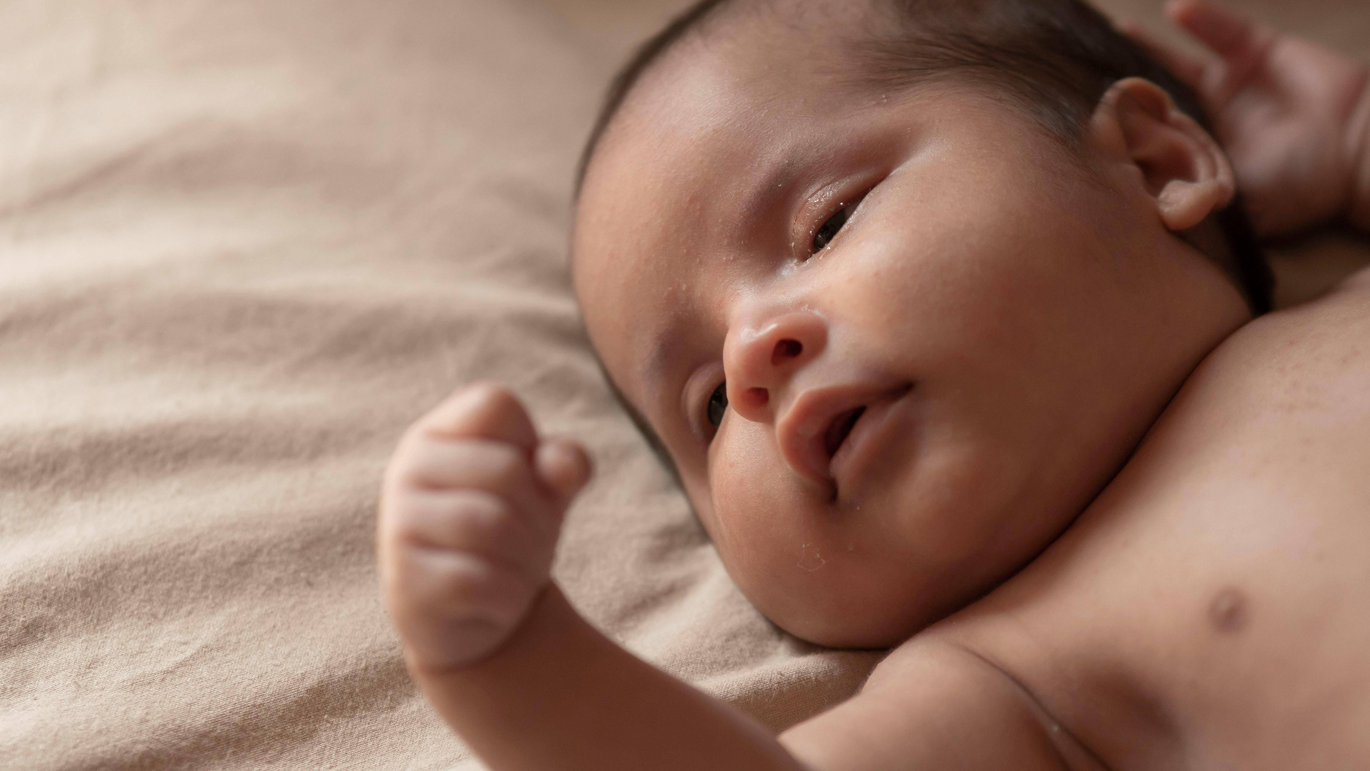 Nếu từng bị ngã đau hoặc sợ hãi khi tập lật, trẻ có thể e dè và không muốn tiếp tục vận động