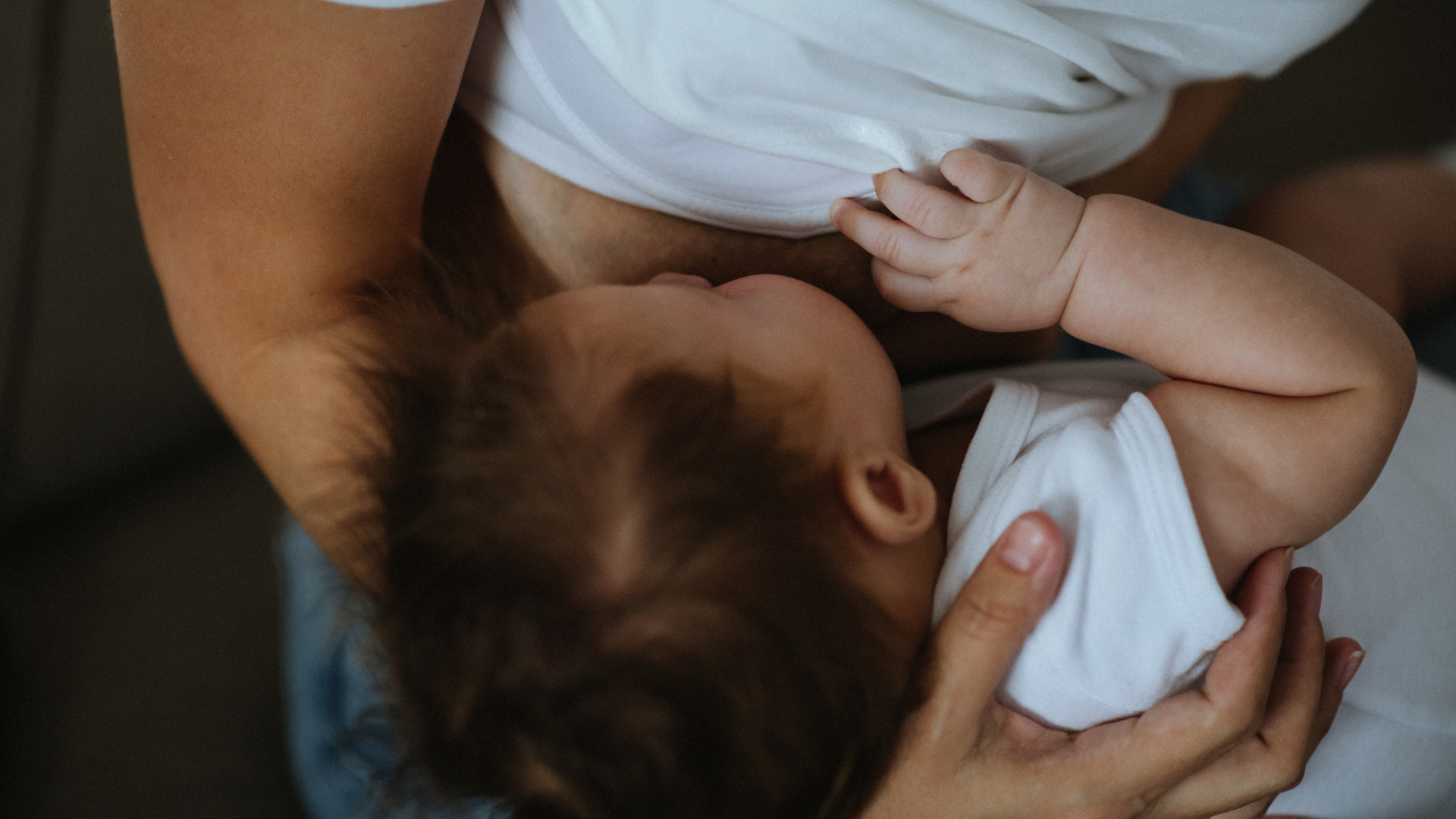 Việc bé bú nhiều lần nhưng vẫn khó ngủ thường là phản ứng sinh lý tự nhiên