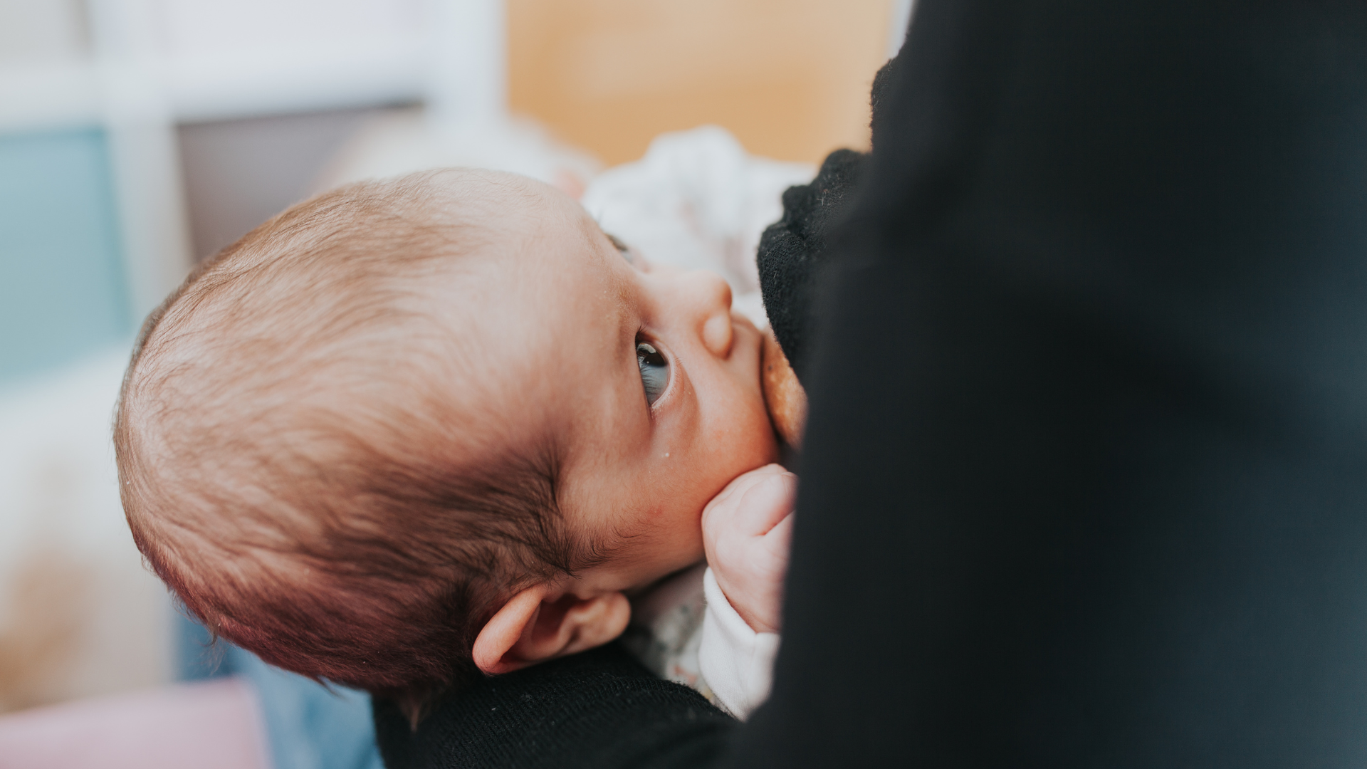 Trẻ bú trong thời gian dài nhưng khớp ngậm chưa đúng hoặc dễ mệt, dẫn đến lượng sữa nhận được không đủ