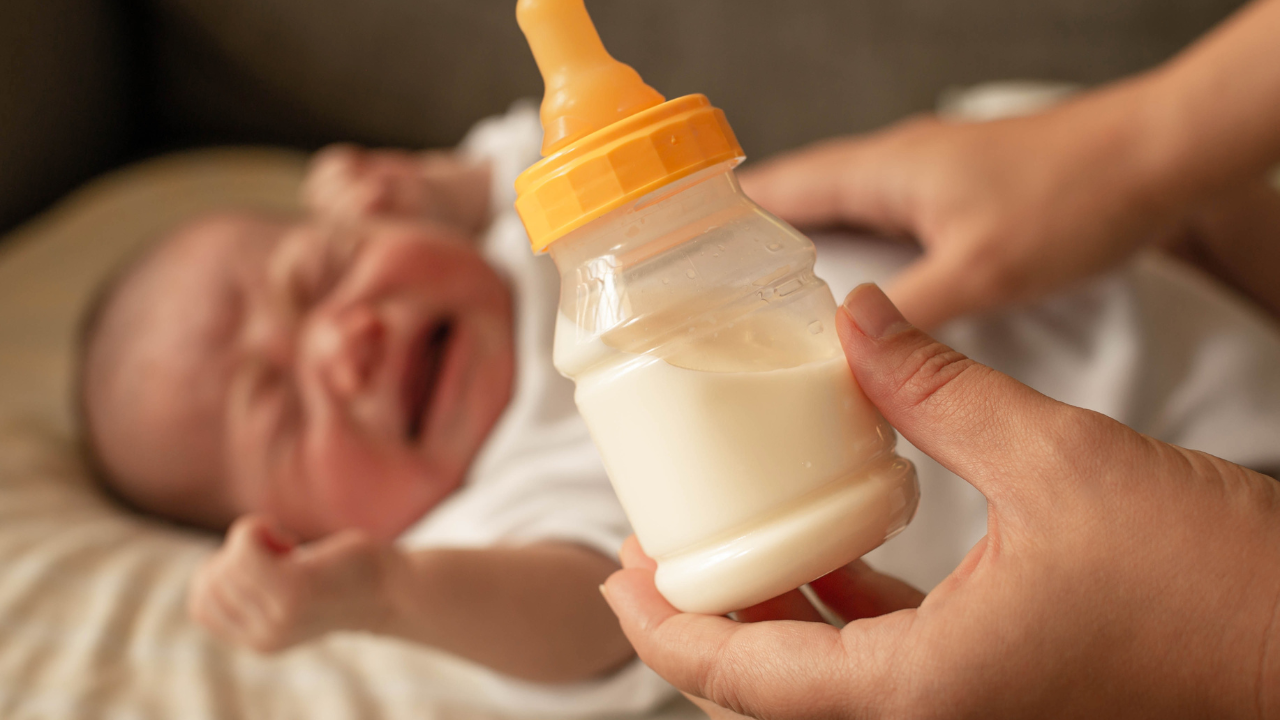 Cho bé bú bình khi bé thật sự đói bé sẽ dễ chấp nhận ti bình hơn