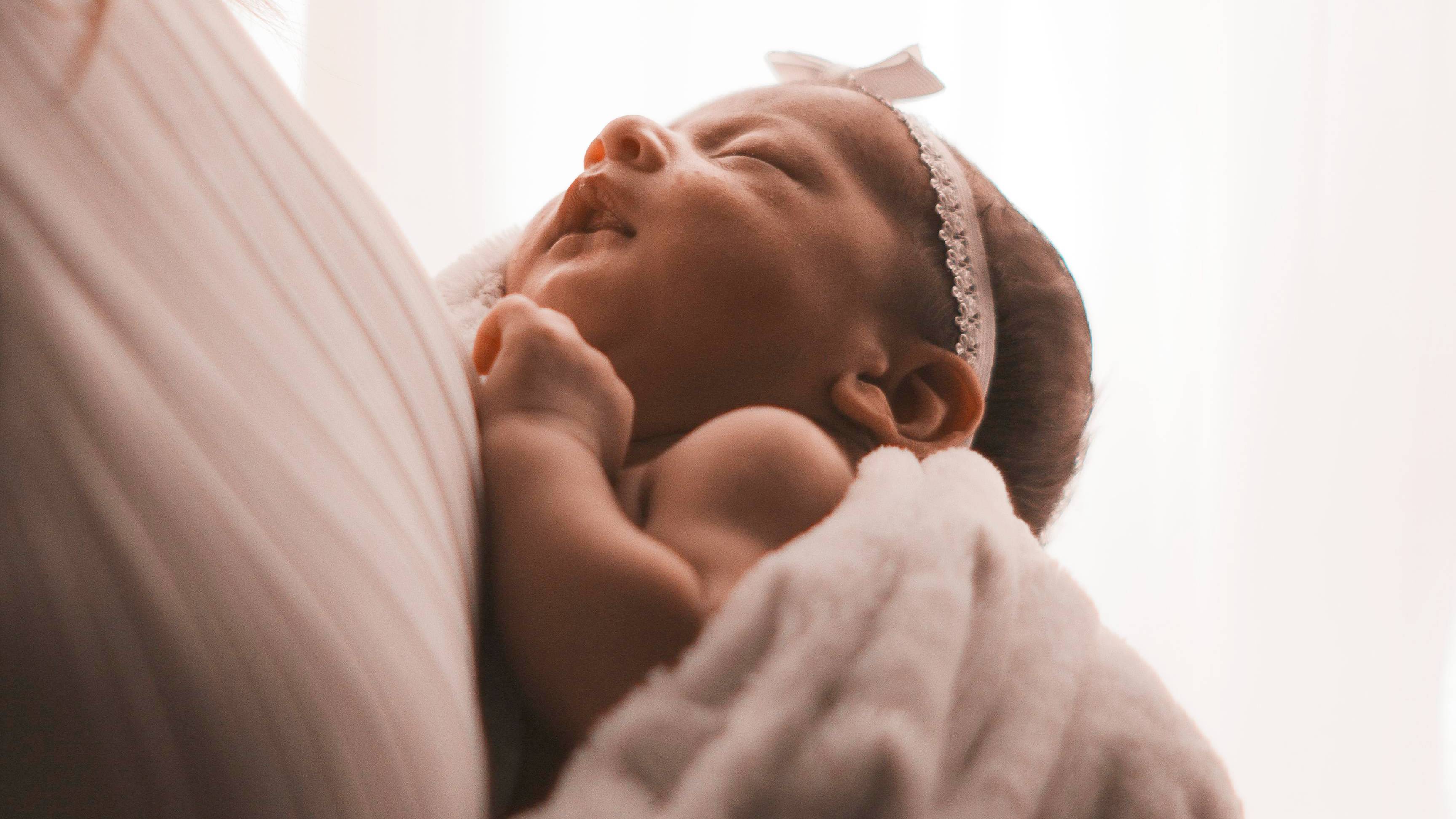 Bé đói nhưng không chịu bú mẹ có thể do trẻ đau miệng hoặc khó chịu do bệnh lý