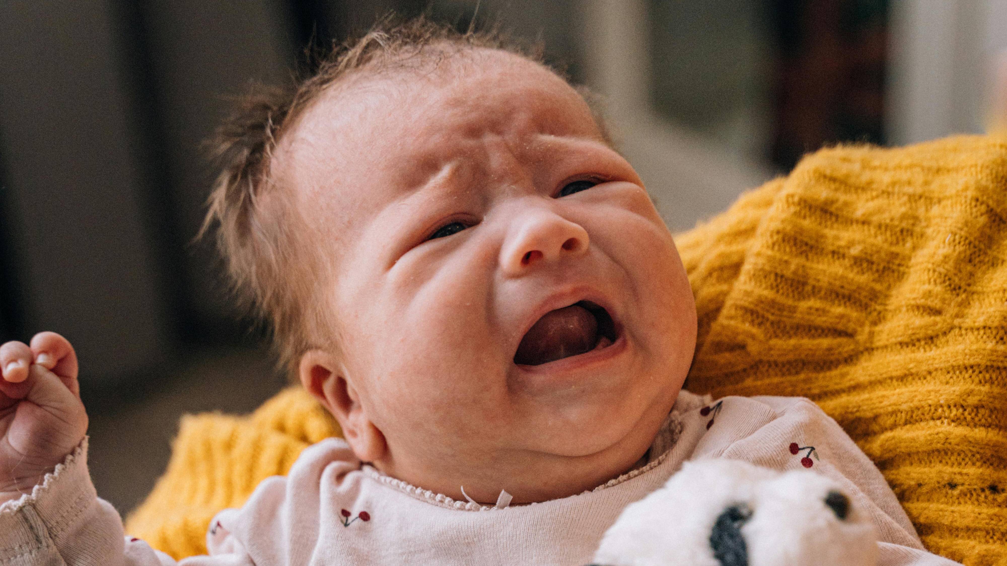 Trong cữ bú, trẻ quấy khóc nhiều hơn bình thường là dấu hiệu trẻ từ chối bú