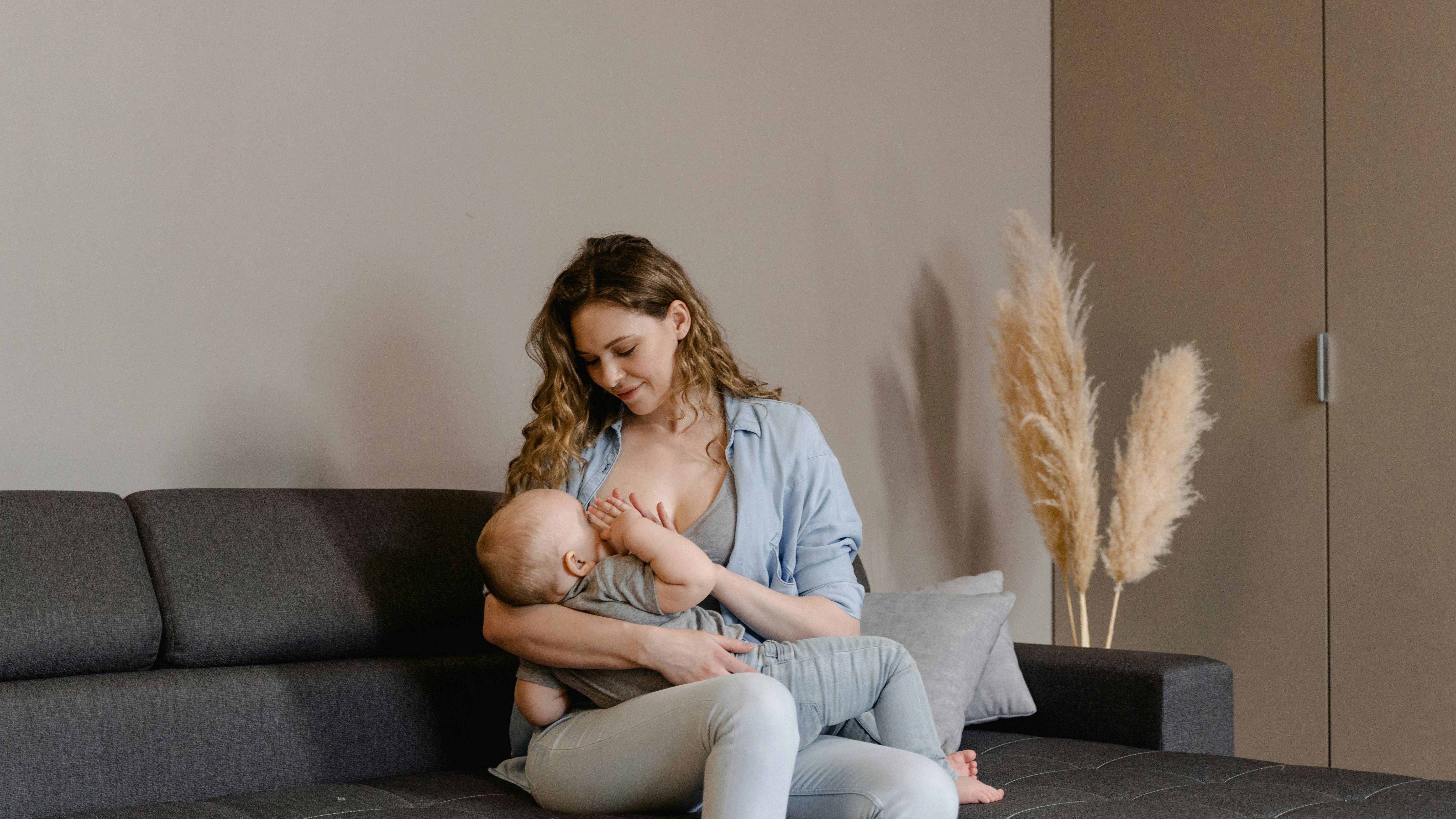 Mặt trẻ nên áp sát bầu ngực, cằm chạm vú và môi dưới hướng ra ngoài