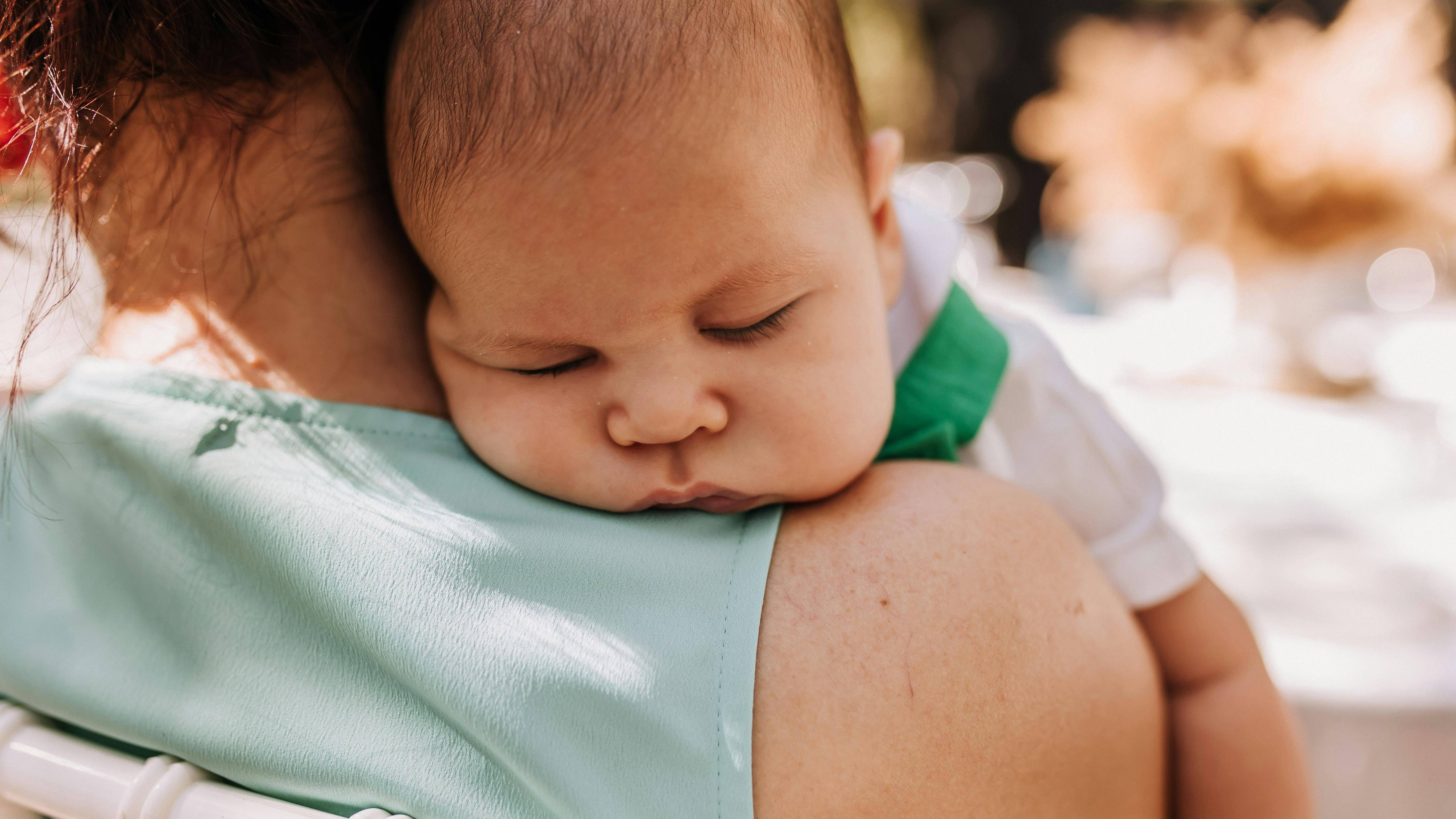 Trẻ lớn dần càng nhạy cảm với môi trường xung quanh nên dễ ngưng bú khi bị kích thích