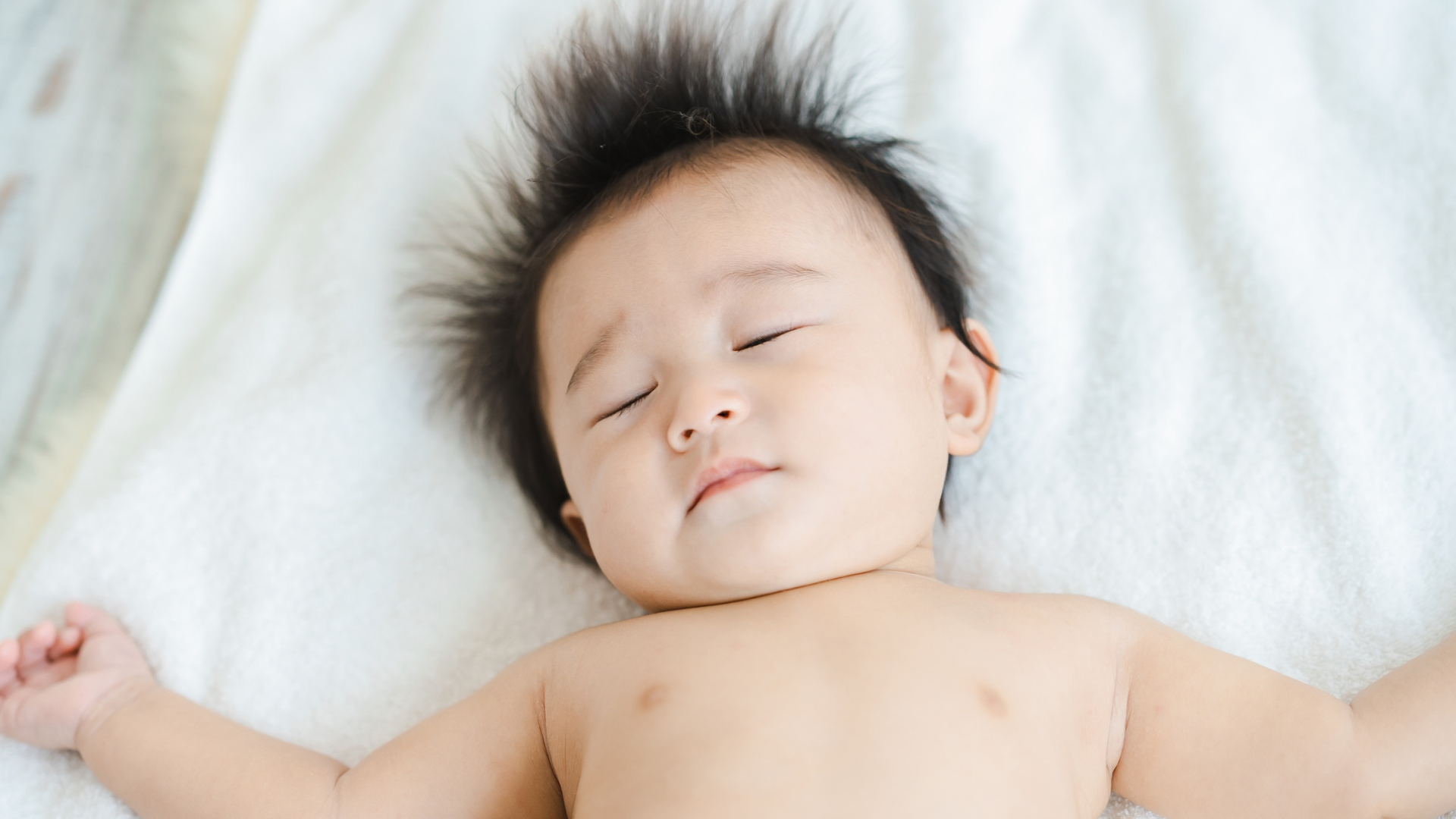 Dù không tỉnh giấc ngay, bé vẫn có thể ngủ không sâu khi mặc bỉm bẩn