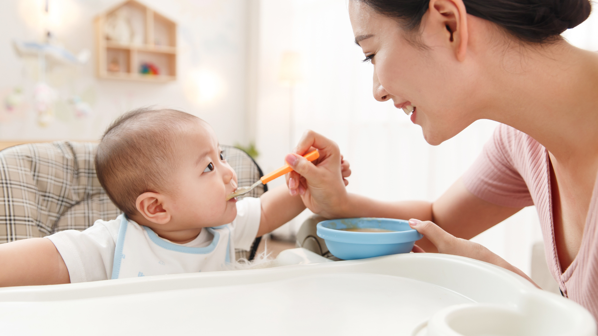 Theo khuyến cáo của Tổ chức Y tế Thế giới và Viện Dinh dưỡng, bé nên bắt đầu ăn dặm khi tròn 6 tháng tuổi