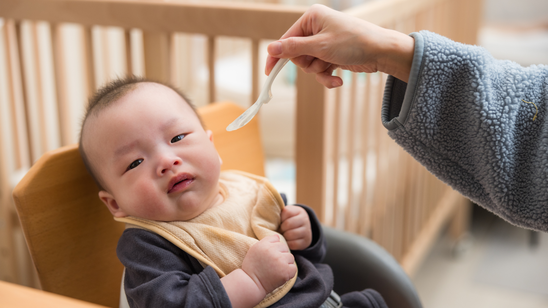 Không ép bé ăn, tránh tạo áp lực khiến bé sợ bữa ăn