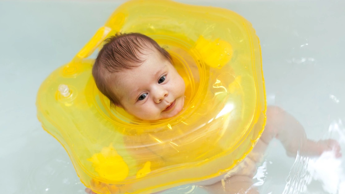 Theo dõi phản ứng của bé trong suốt quá trình bơi thuỷ liệu