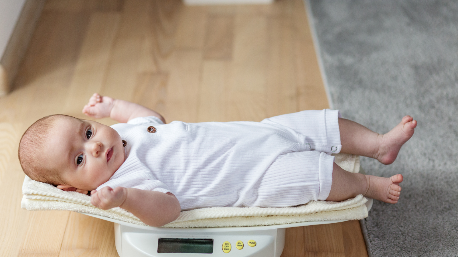 Cha mẹ nên theo dõi cân nặng của bé thường xuyên