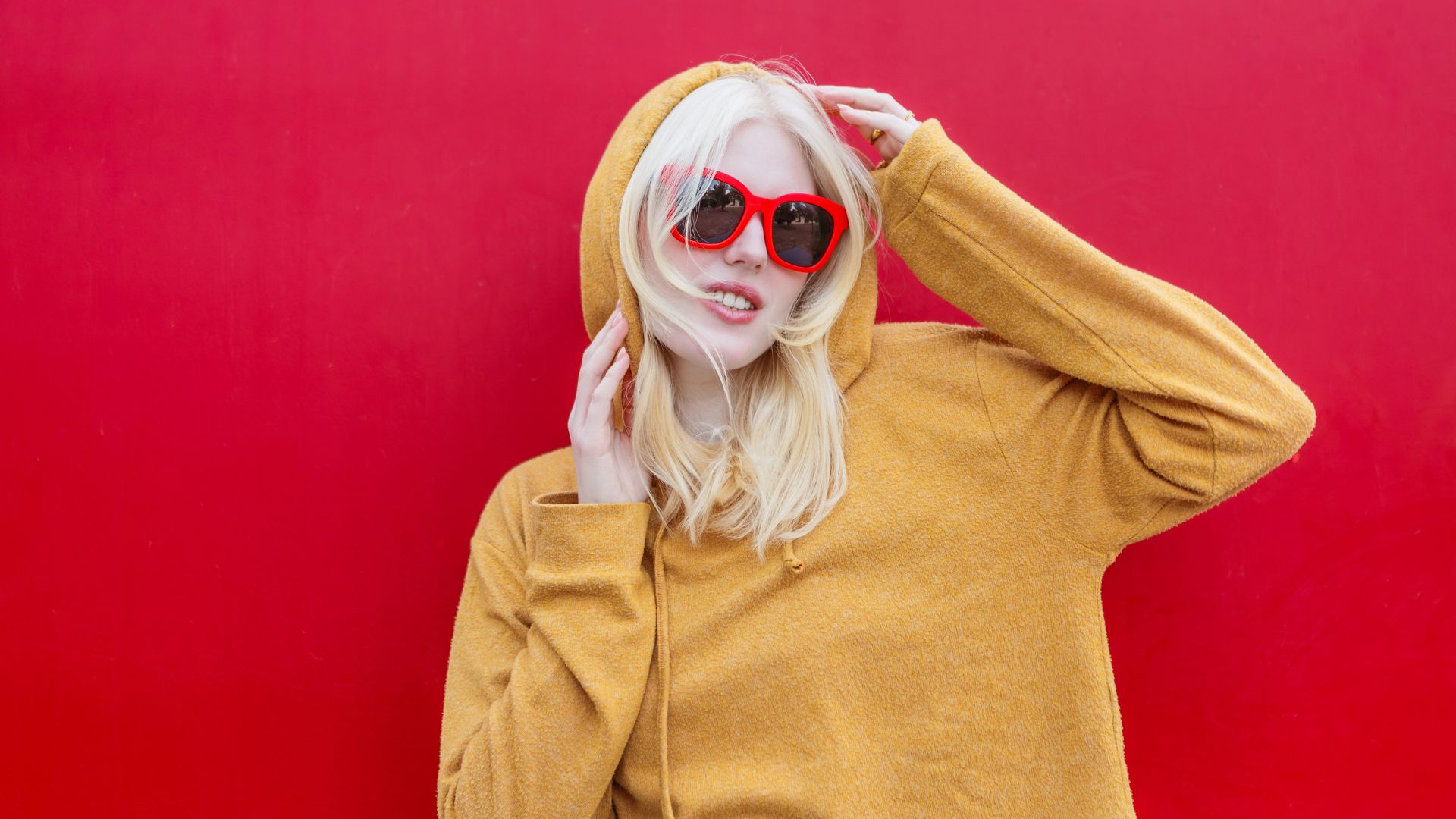 Bảo vệ da khỏi tia UV, đeo kính râm, kính lọc ánh sáng để giảm tổn thương thị giác