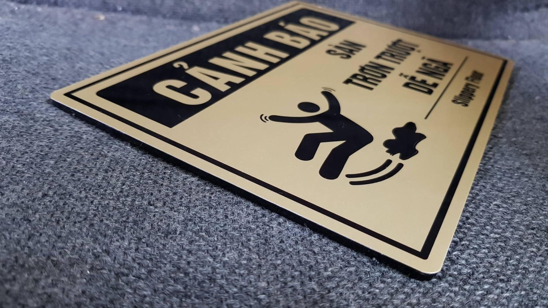 Đi lại, tập luyện trên mặt phẳng trơn trượt làm tăng nguy cơ té ngã