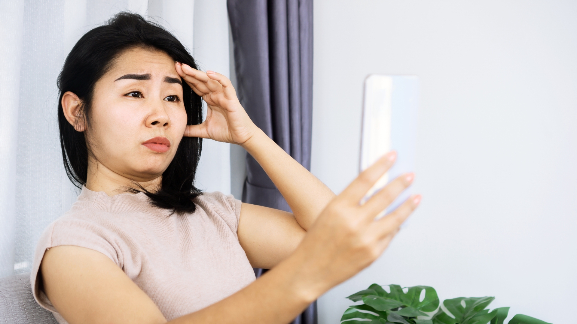 Thị lực giảm nhẹ hoặc cảm giác nhìn không rõ nét có thể xuất hiện sớm khi bị bong võng mạc