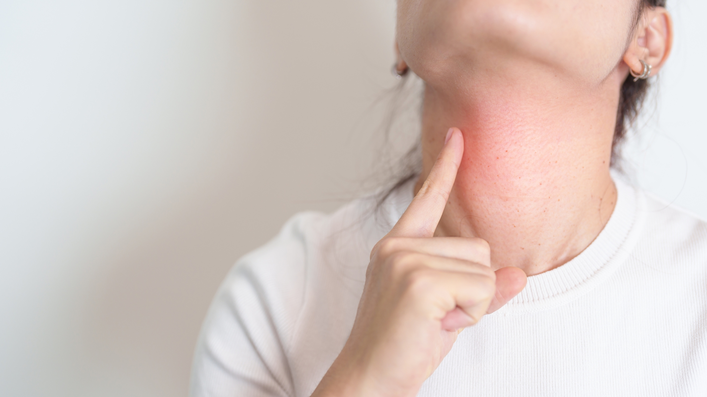 Người bệnh có thể cảm thấy căng tức, nặng hoặc khó chịu ở vùng cổ trước