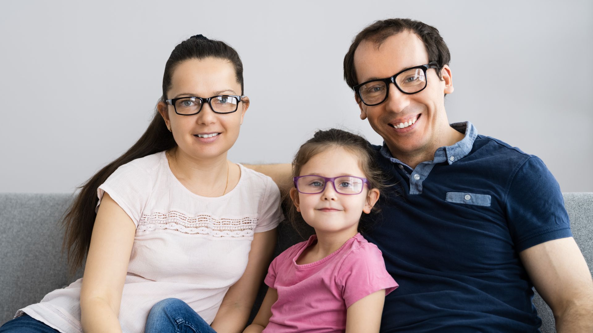 Trẻ có cha hoặc mẹ bị cận thị thường có khả năng mắc cận thị cao hơn so với trẻ không có tiền sử gia đình.