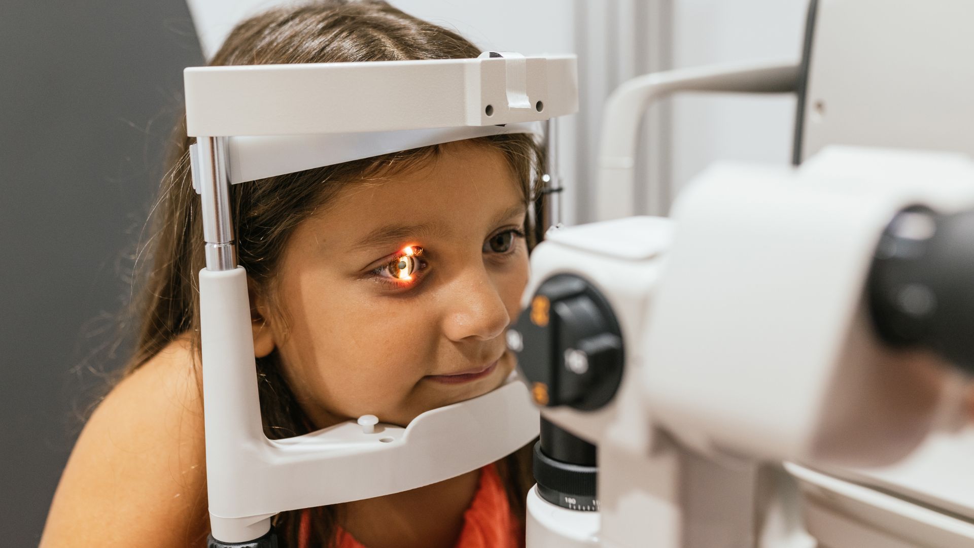 Đo thị lực giúp đánh giá khả năng nhìn xa và nhìn gần của người bệnh.