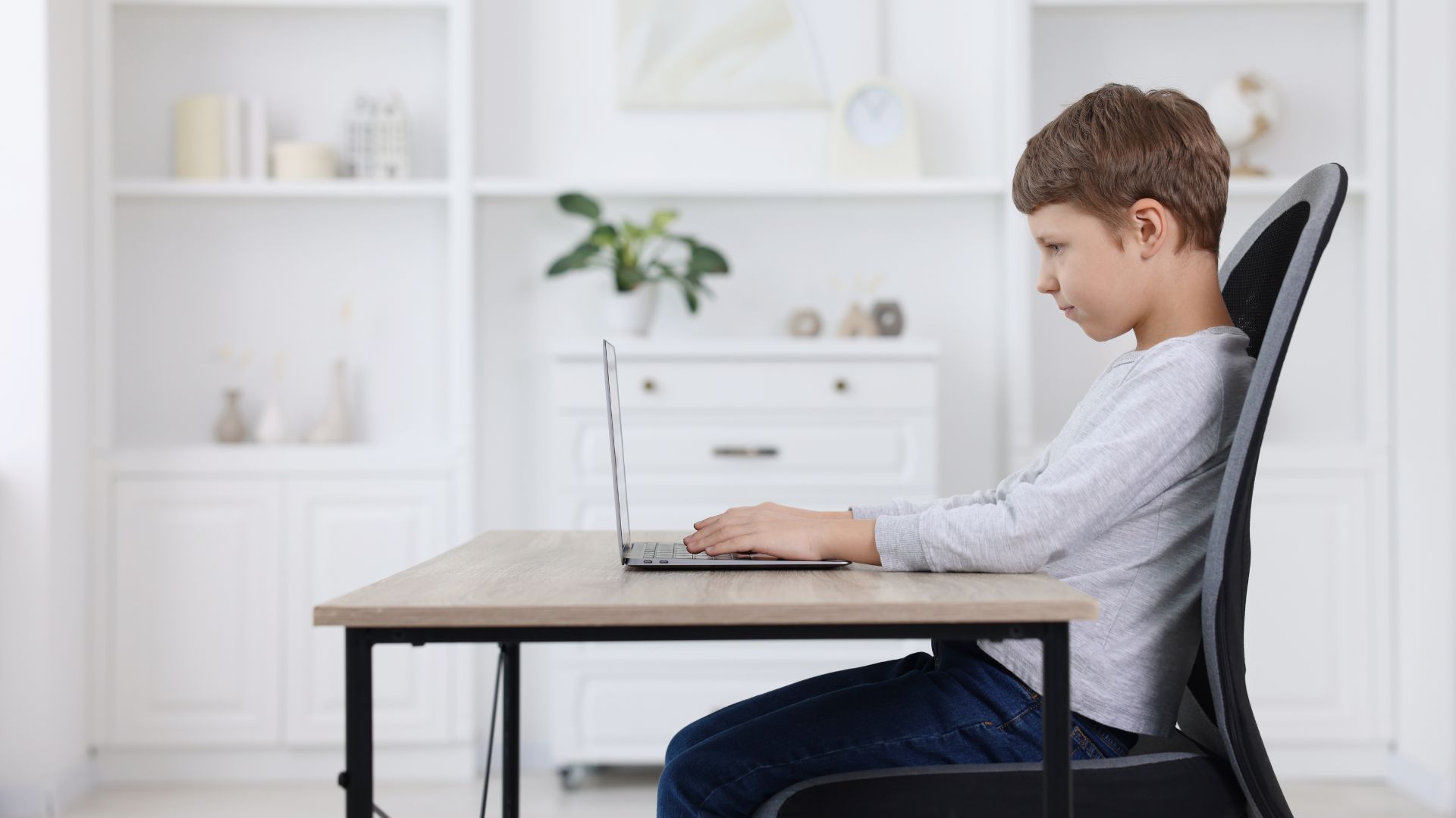 Khi đọc sách hoặc học tập nên giữ khoảng cách khoảng 30 - 40 cm giữa mắt và tài liệu.