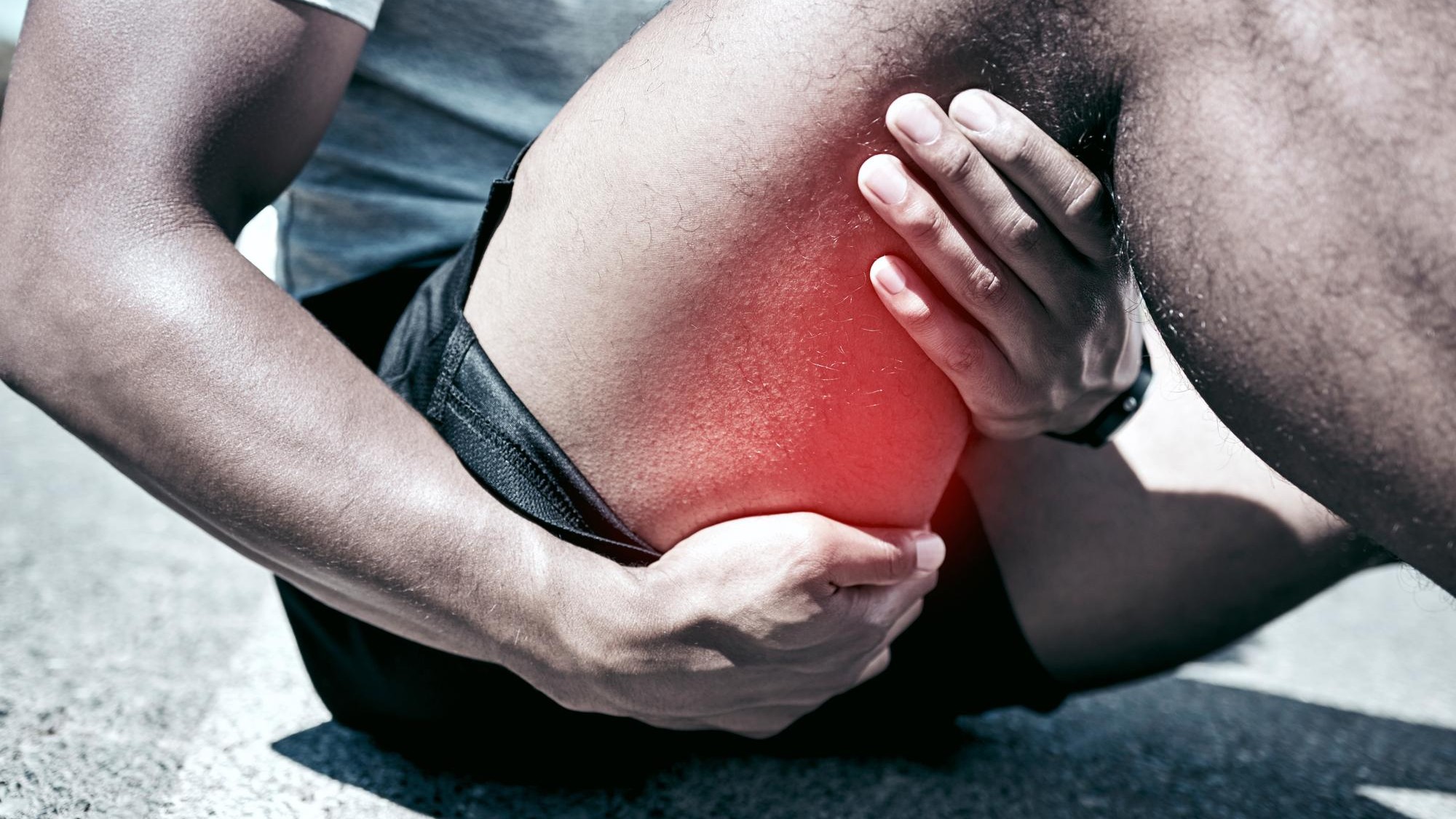 Chấn thương gân kheo biểu hiện đau chói đột ngột