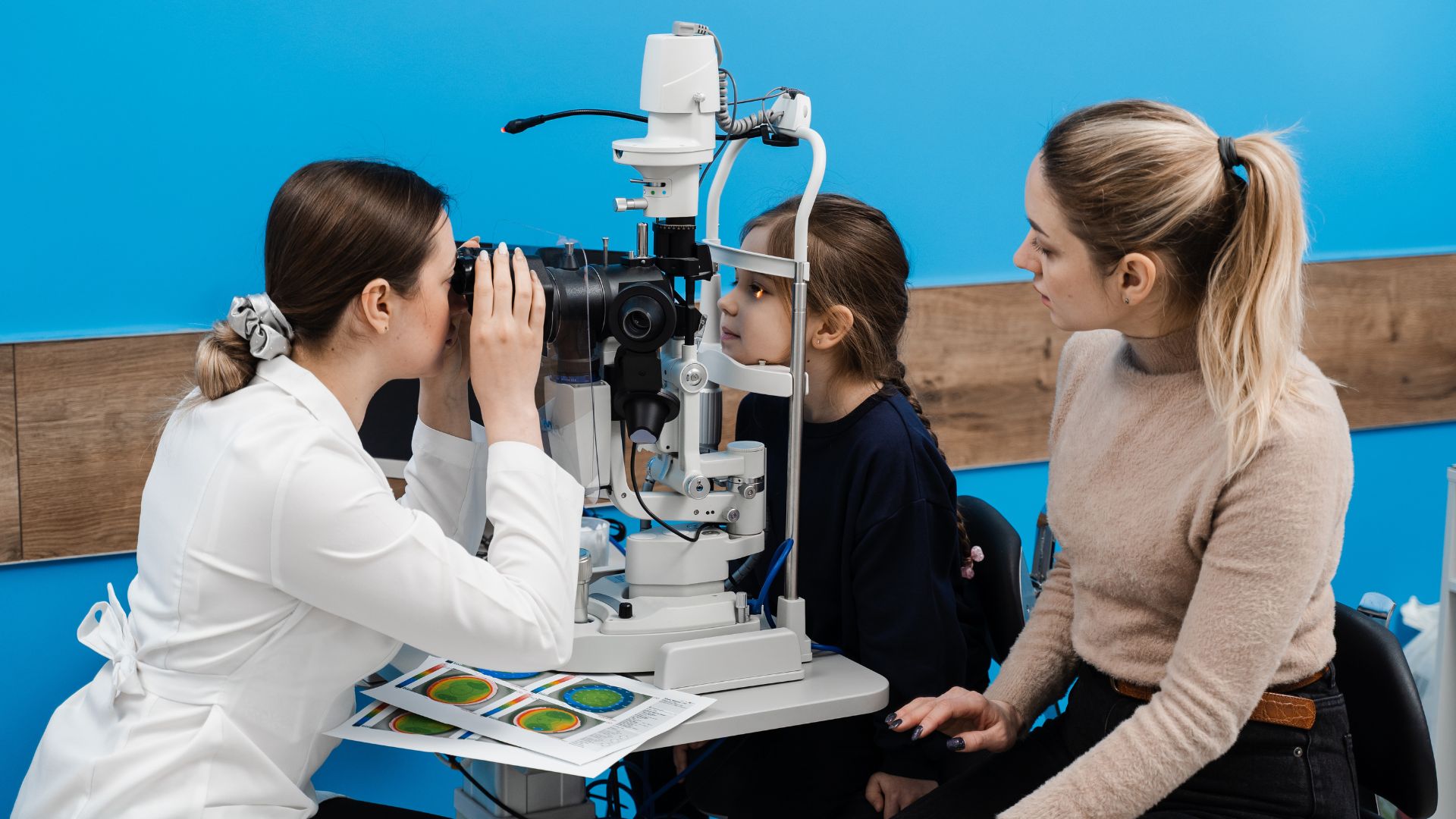 Soi đèn khe giúp quan sát chi tiết cấu trúc mi mắt, tuyến Meibomius và đánh giá mức độ viêm hoặc tắc nghẽn