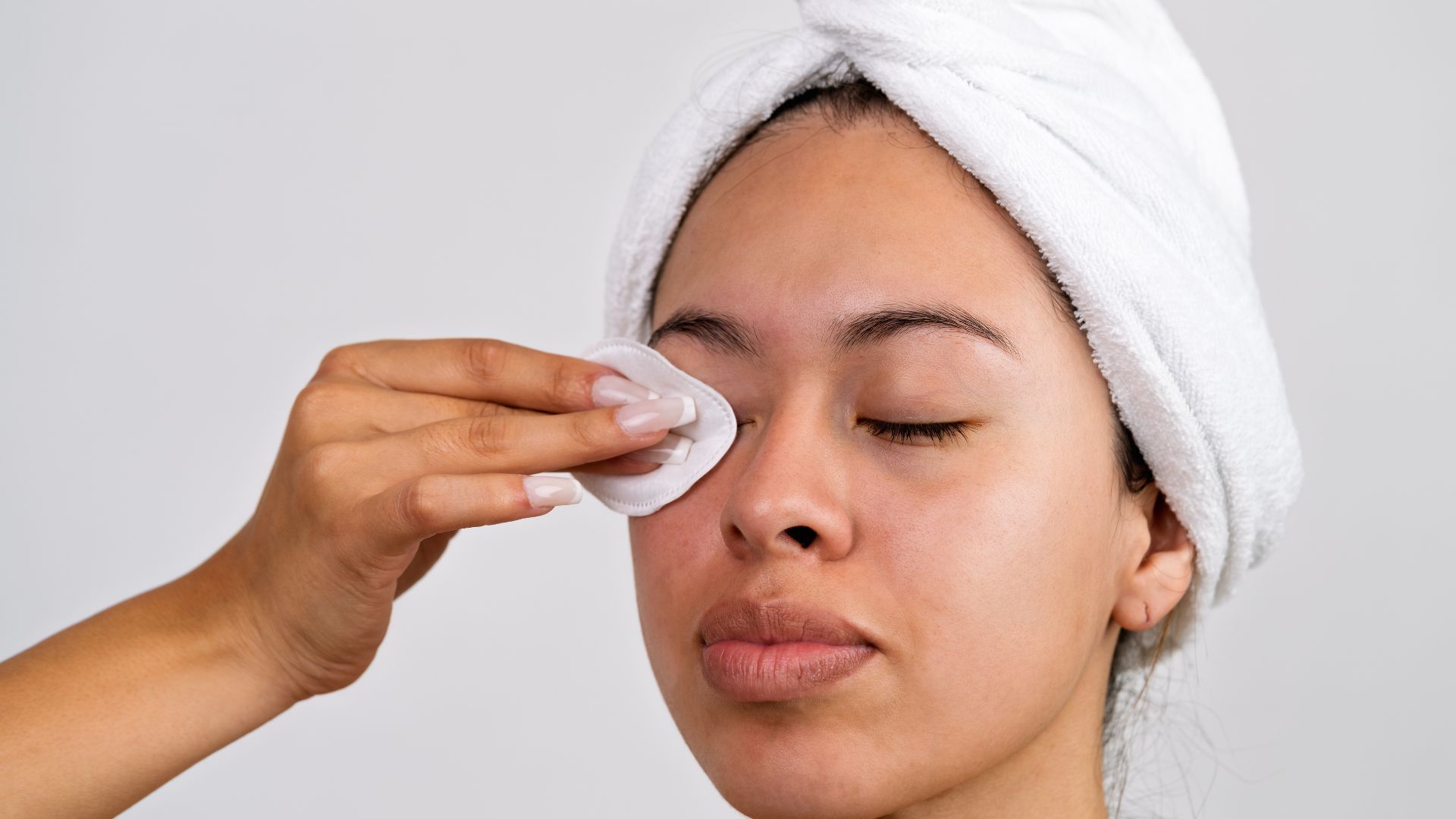 Giữ vệ sinh mi mắt hằng ngày, làm sạch nhẹ nhàng bờ mi giúp phòng ngừa bệnh chắp mắt