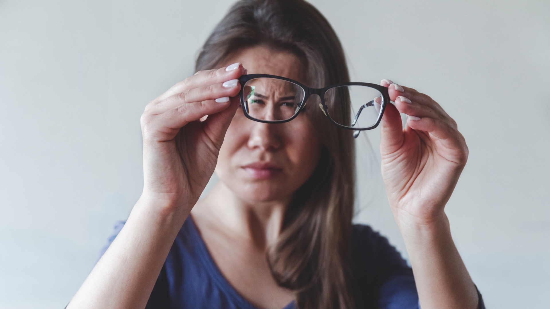 Nhìn mờ hoặc giảm thị lực là dấu hiệu phổ biến nhất khi bị cườm mắt