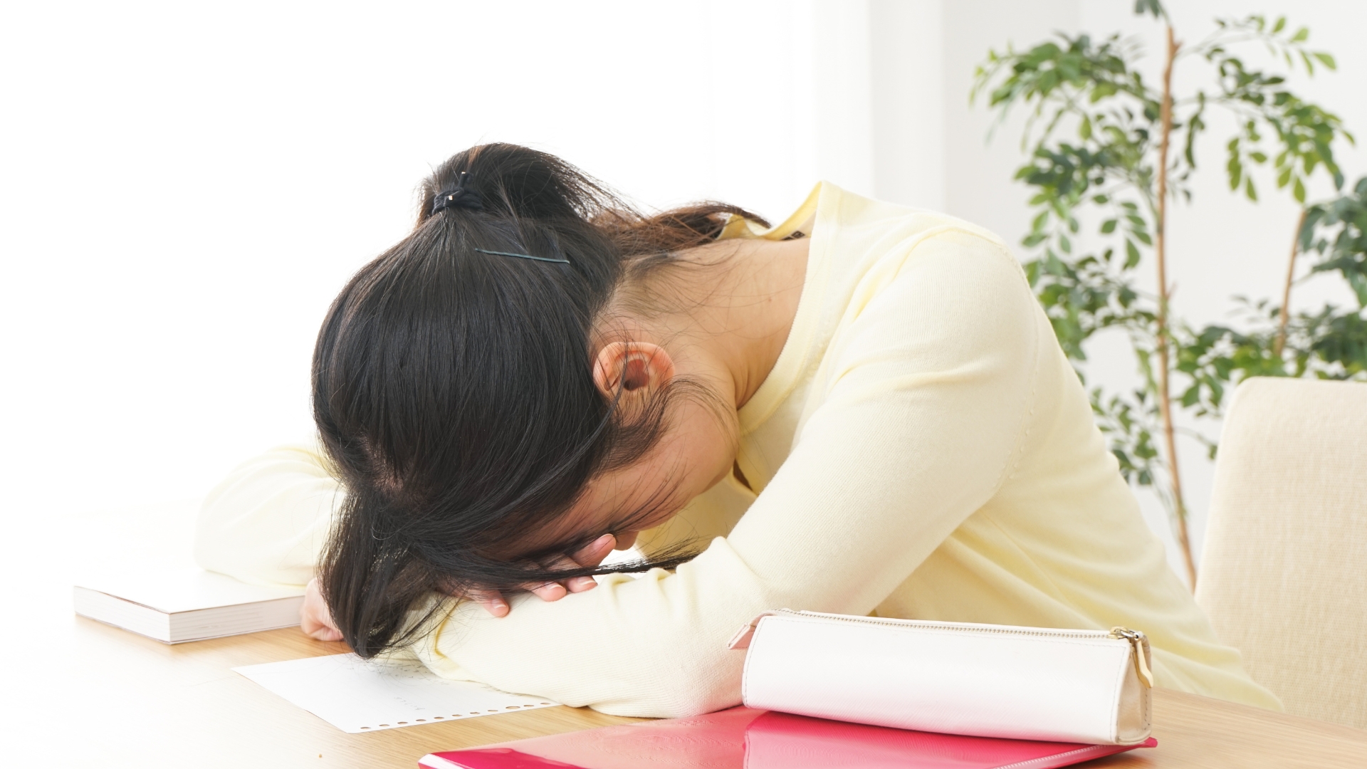 Tình trạng căng thẳng kéo dài và thiếu ngủ gây rối loạn nội tiết, ảnh hưởng đến khả năng phục hồi và giữ nước của da