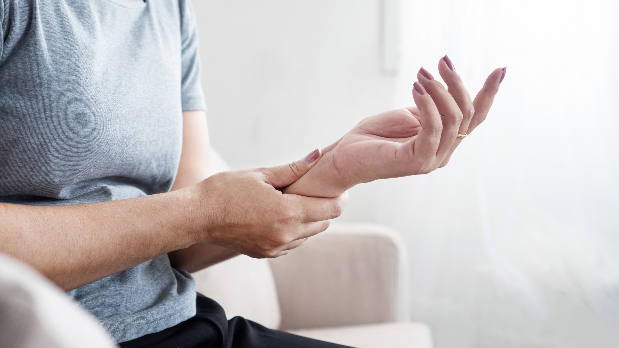 Cơn đau có thể xuất hiện âm ỉ hoặc dữ dội, tăng lên khi vận động, cầm nắm đồ vật hoặc xoay cổ tay