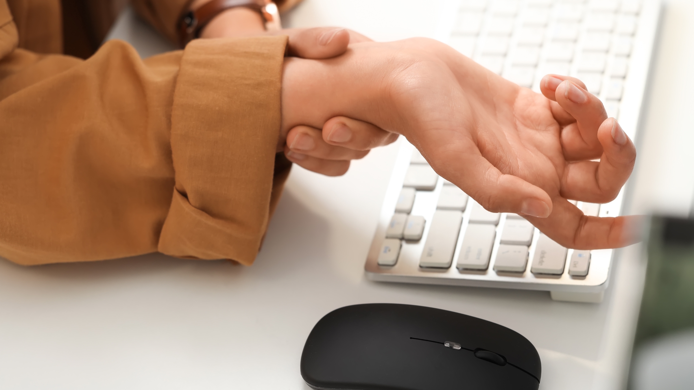 Những công việc yêu cầu sử dụng cổ tay thường xuyên có thể gây quá tải cho gân và khớp cổ tay