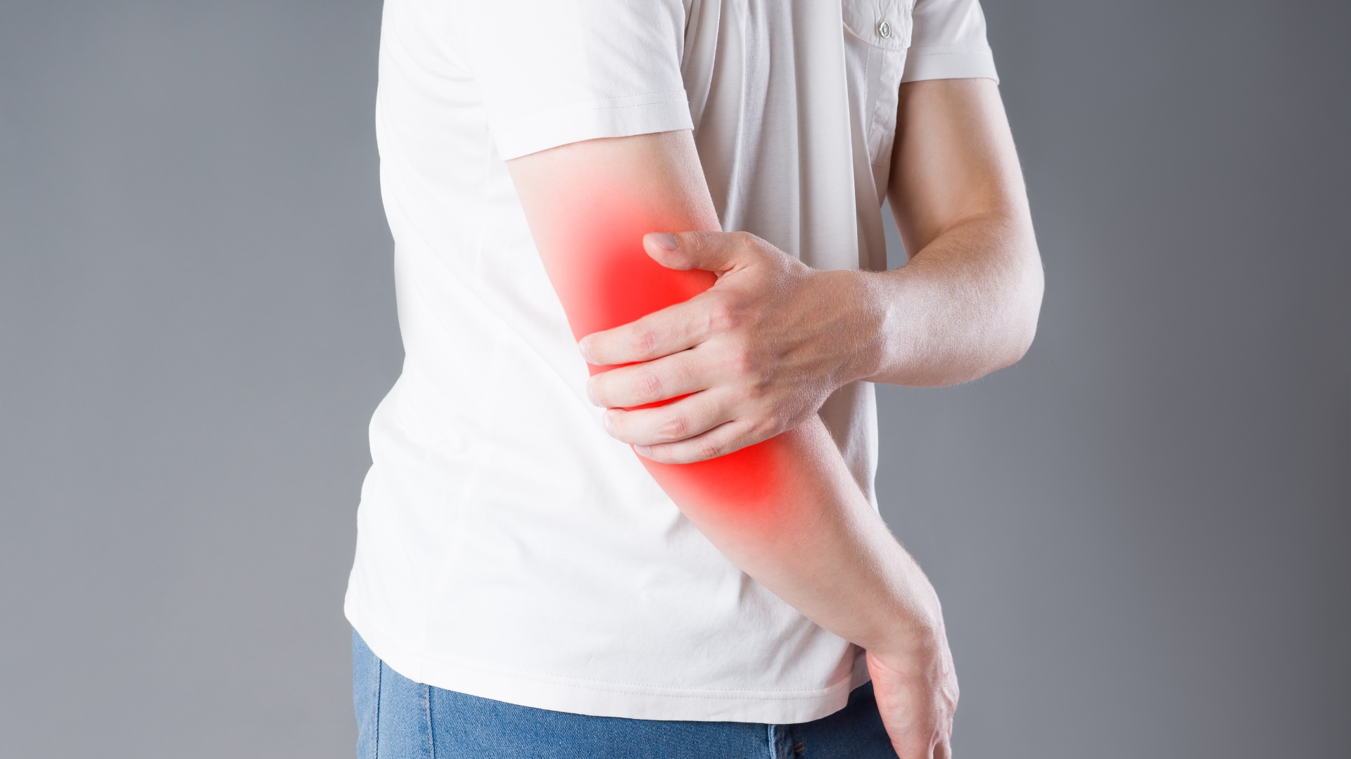 Người bệnh đau khớp khuỷu tay có thể cảm thấy khó khăn khi duỗi thẳng hoặc gập khuỷu tay