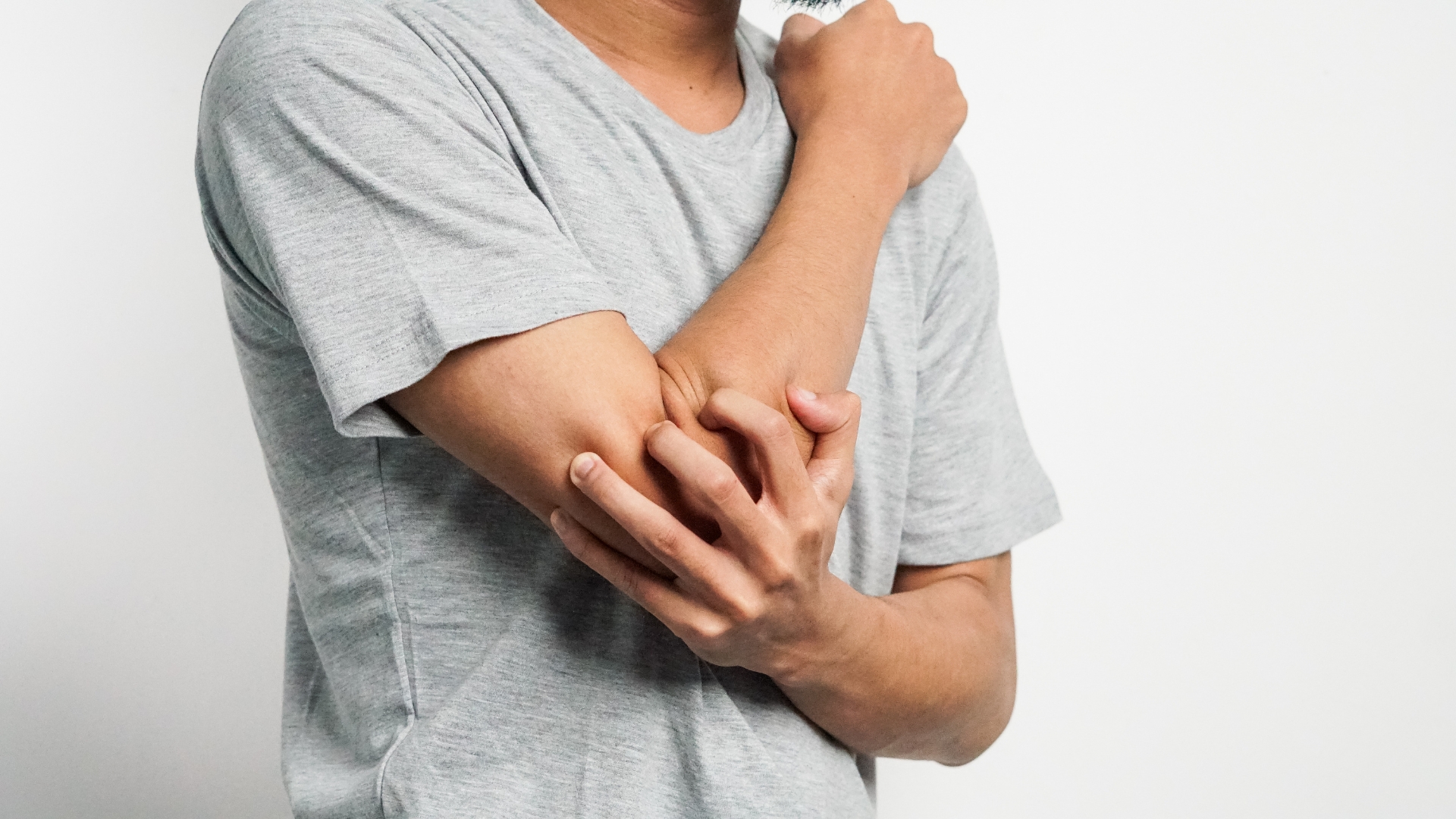 Đau khớp khuỷu tay là triệu chứng có thể xuất phát từ nhiều nguyên nhân khác nhau