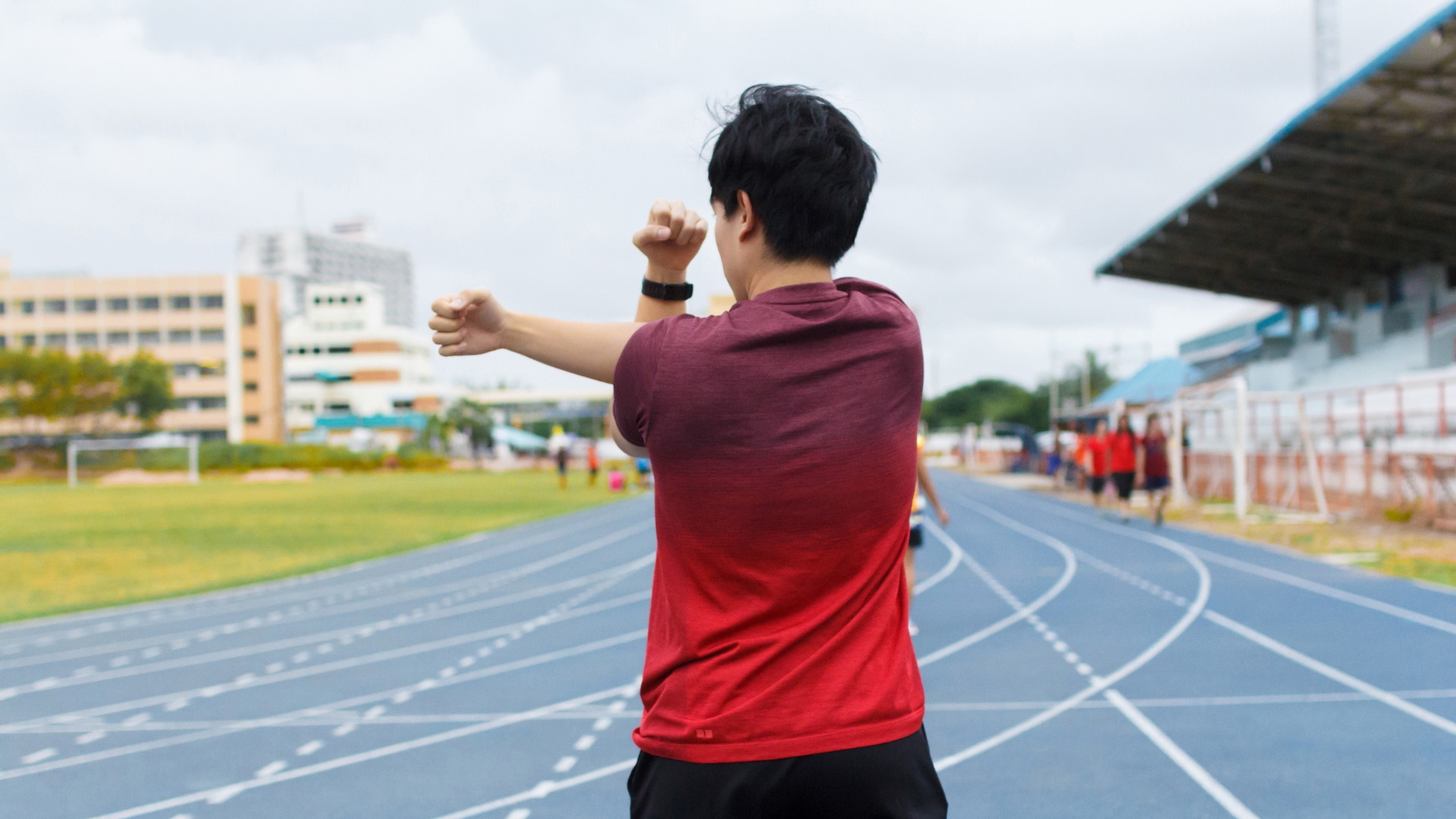Trước khi chơi thể thao hoặc thực hiện các hoạt động tay lặp đi lặp lại, cần khởi động nhẹ nhàng và kéo giãn cơ quanh khuỷu tay