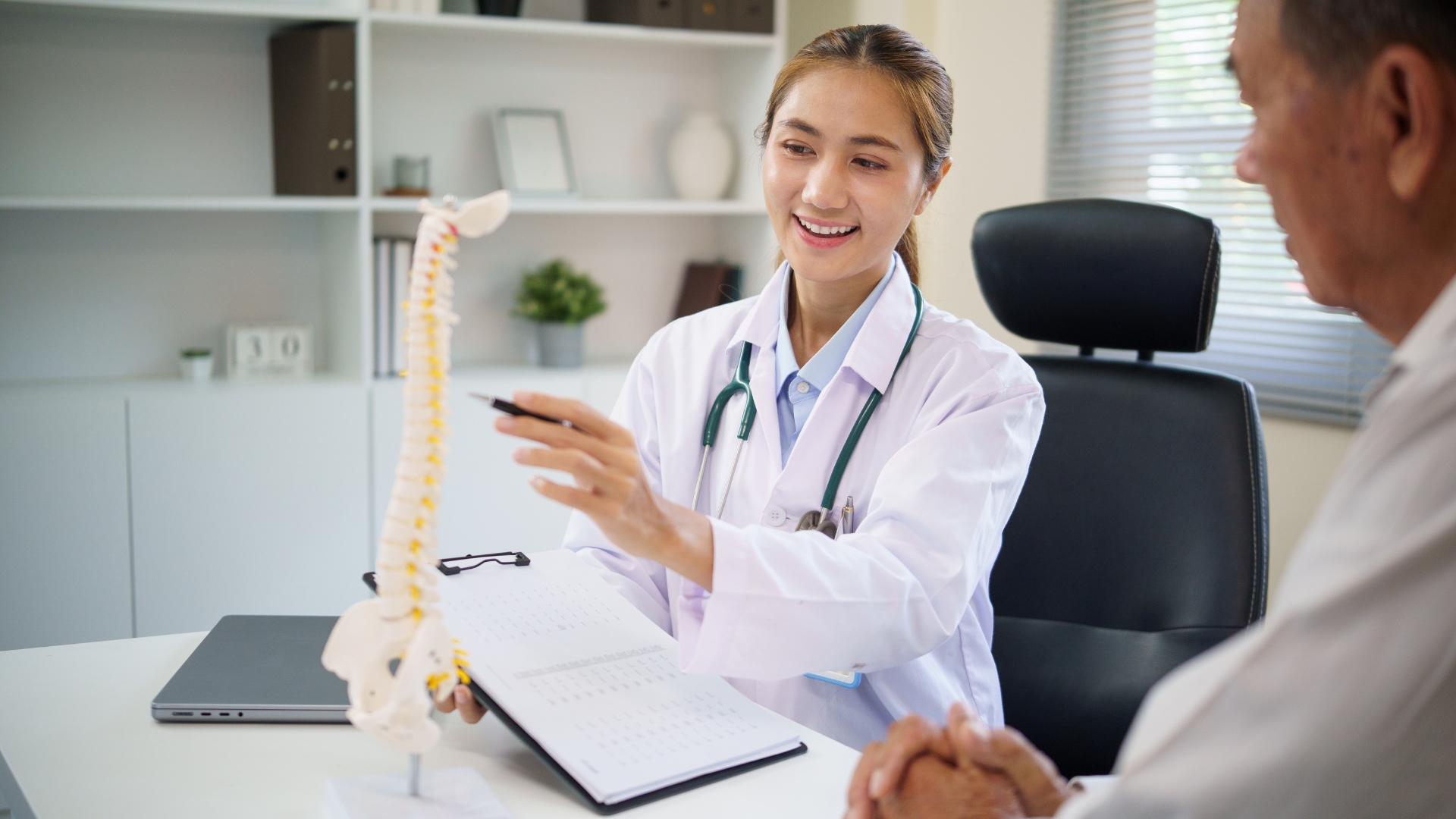 Đau lưng giữa có thể do nhiều nguyên nhân khác nhau