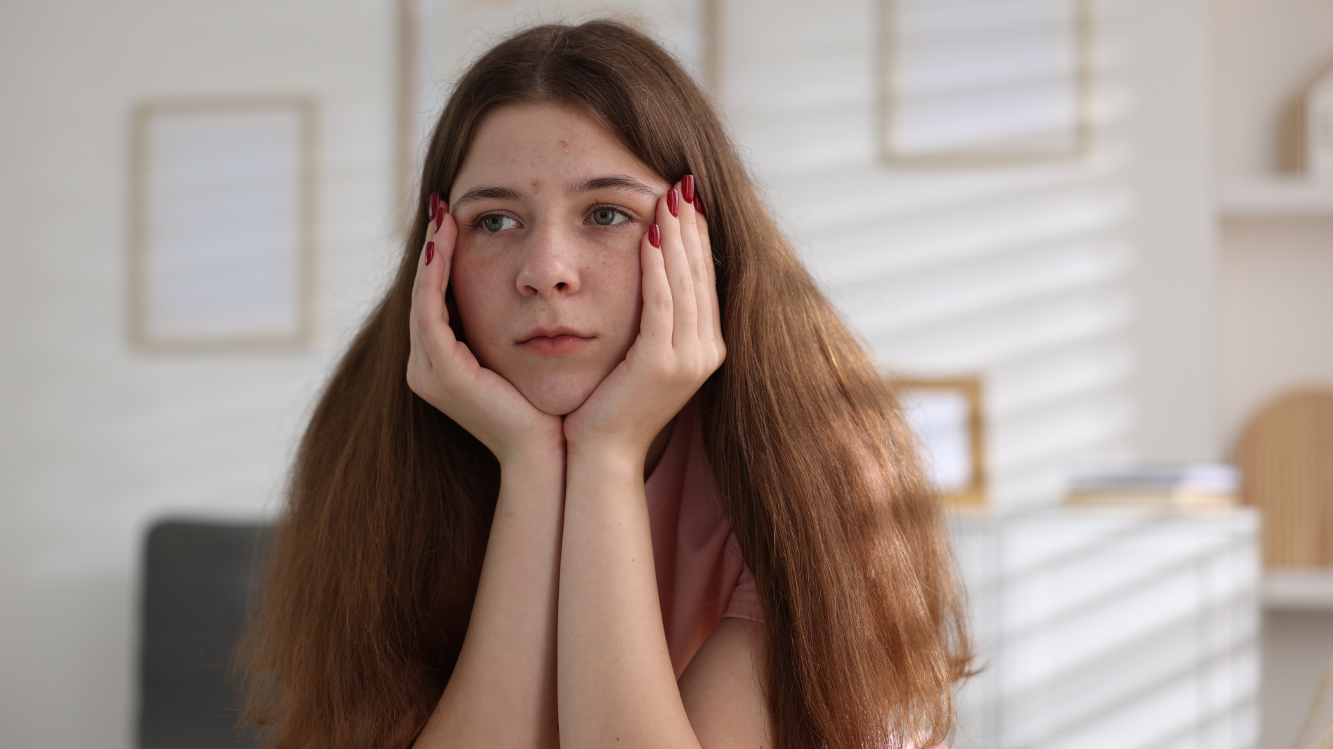 Triệu chứng chính của dậy thì muộn là sự phát triển rất chậm của các đặc điểm sinh dục phụ