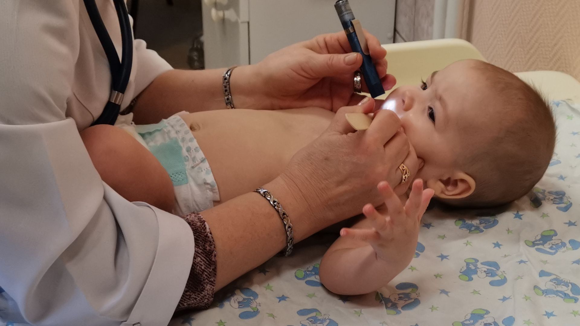 Khám sàng lọc sau sinh giúp phát hiện sớm dính thắng lưỡi