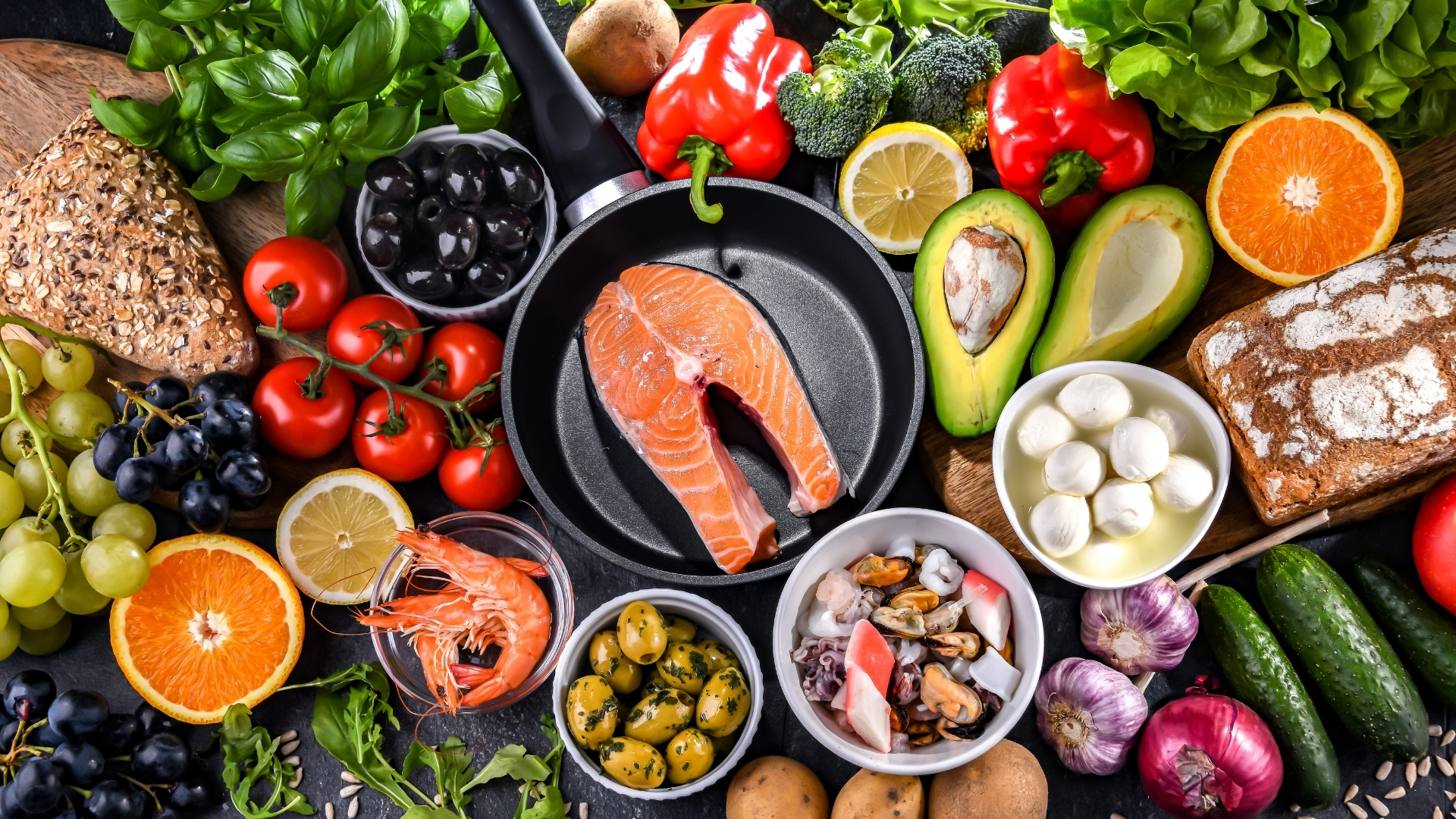 Nên tăng cường rau xanh, trái cây tươi, thực phẩm nguyên hạt và protein từ cá hoặc đậu