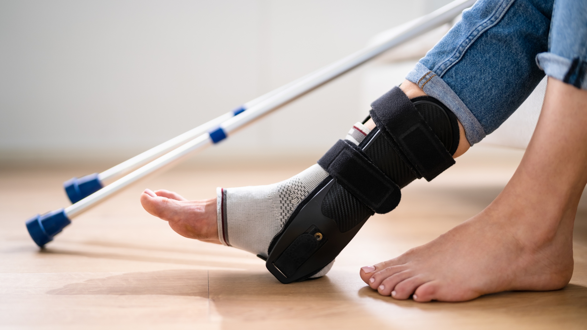 Trong các trường hợp tổn thương trung bình đến nặng, bác sĩ có thể chỉ định nẹp hoặc băng cố định nhằm hạn chế cử động khớp