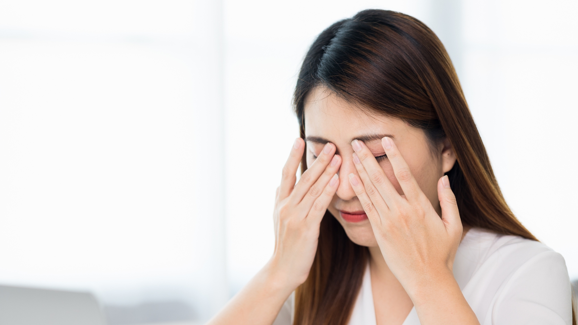 Người bệnh thường nhận thấy thị lực giảm nhẹ đến trung bình ở mắt bị ảnh hưởng