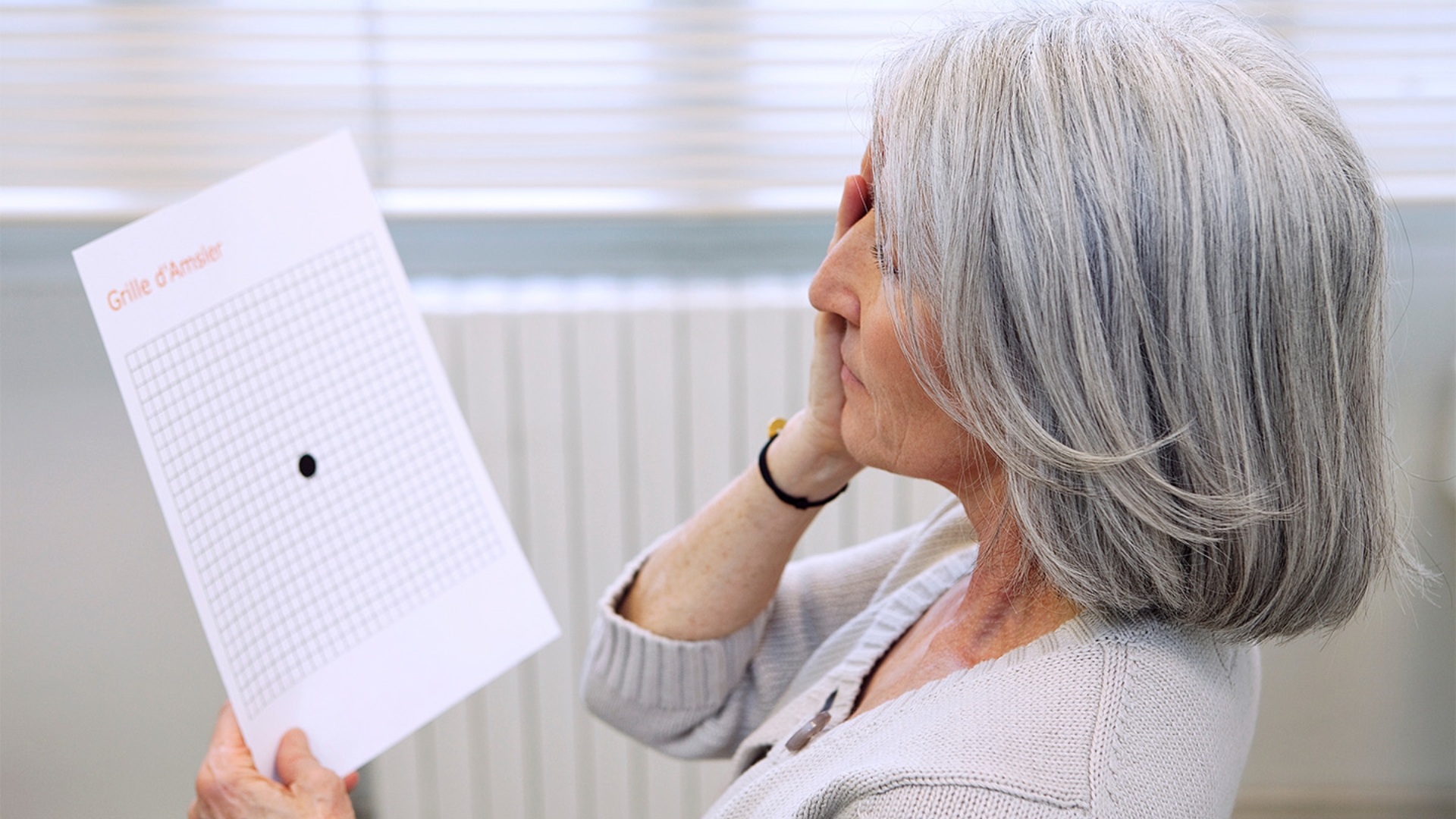 Test Amsler giúp phát hiện ám điểm trung tâm và biến dạng hình ảnh, hỗ trợ theo dõi chức năng thị giác