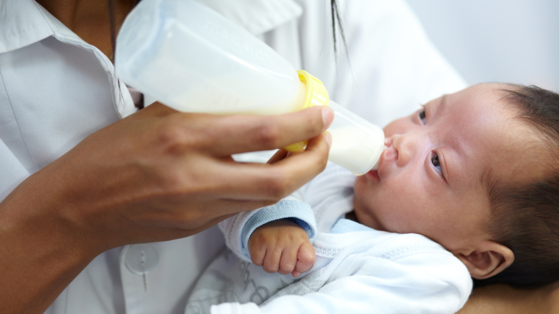 Cho trẻ bị hở hàm ếch bú đúng kỹ thuật để tránh gây sặc