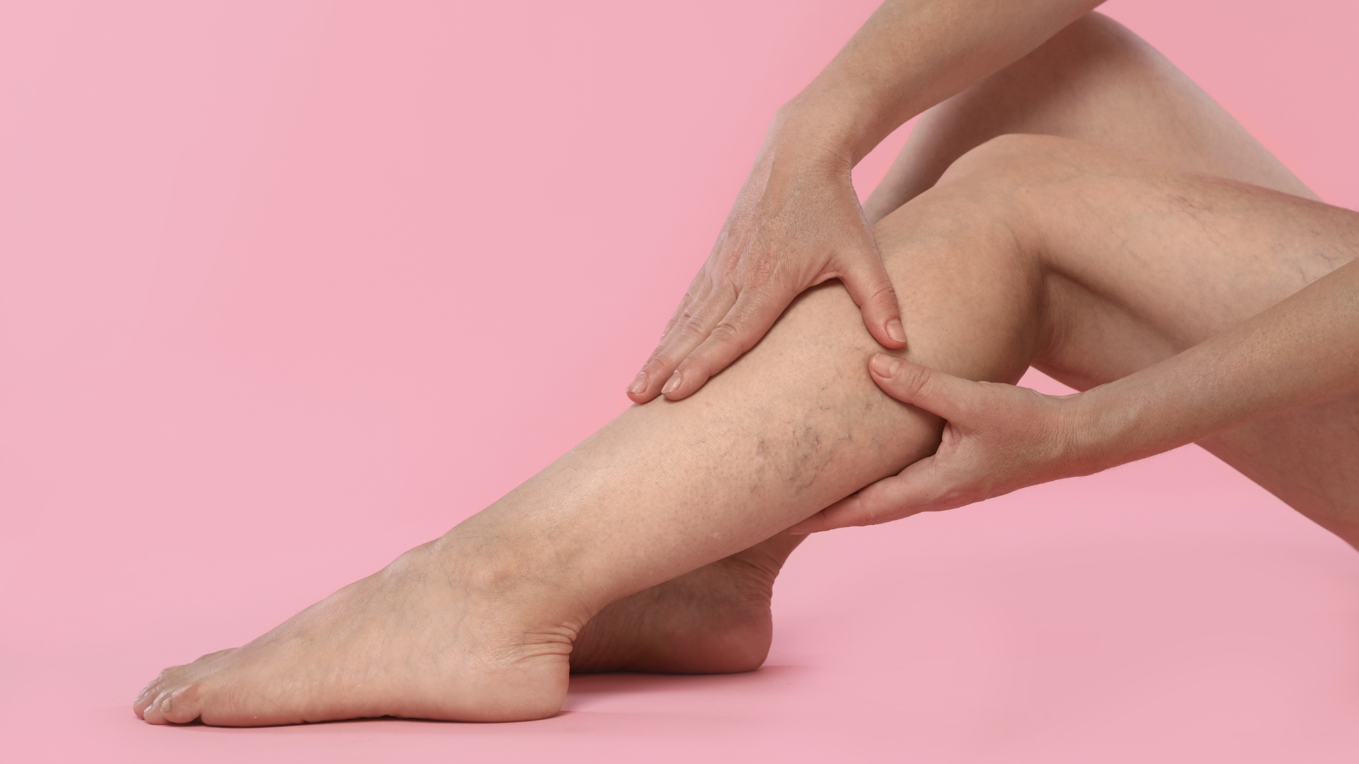 Huyết khối tĩnh mạch sâu chi dưới thường gây ra đau ở bắp chân, tăng lên khi đi lại, đứng lâu